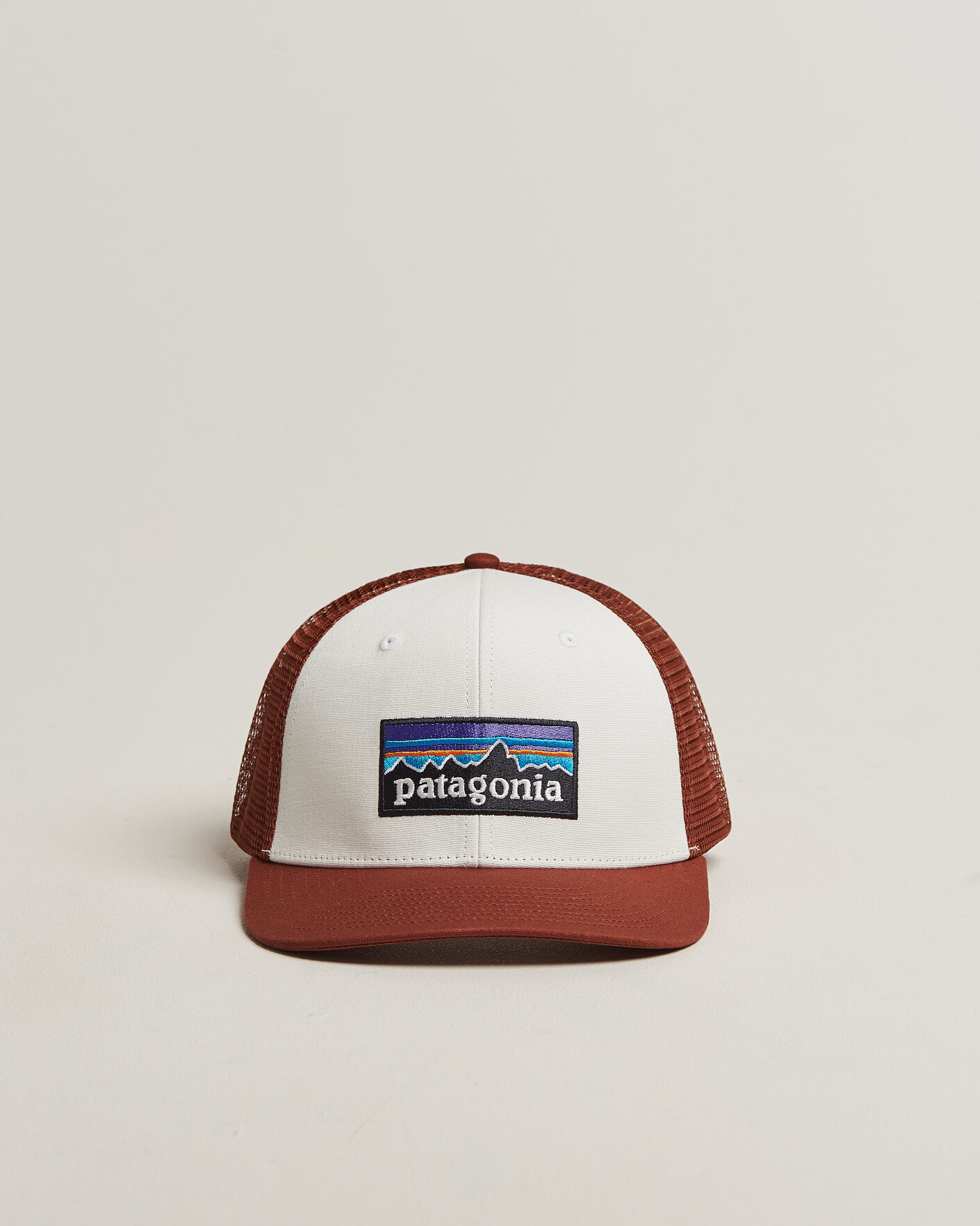 Hombres | Sombreros y gorras | Patagonia | P-6 Logo Trucker Hat White/Red