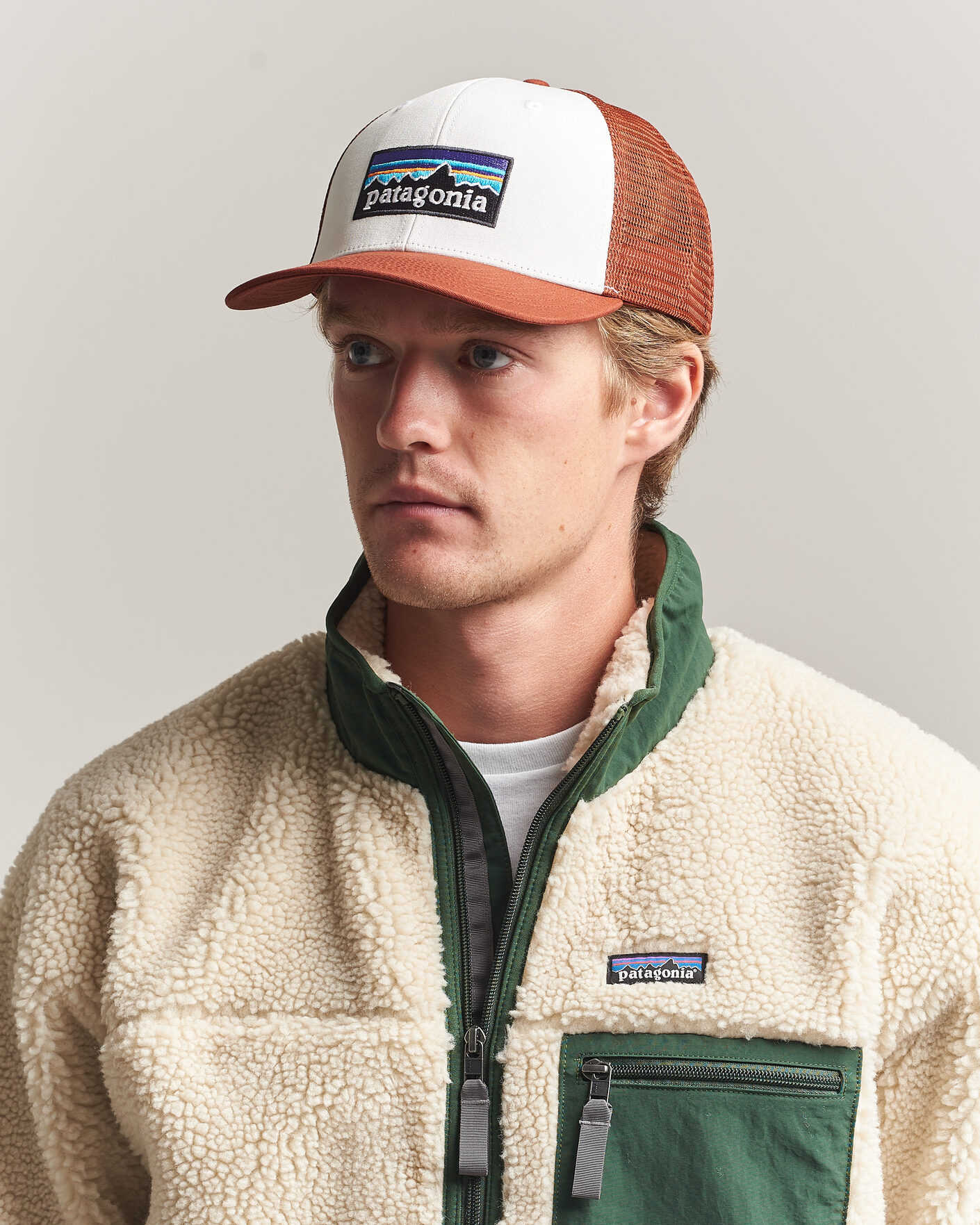 Hombres | Sombreros y gorras | Patagonia | P-6 Logo Trucker Hat White/Red