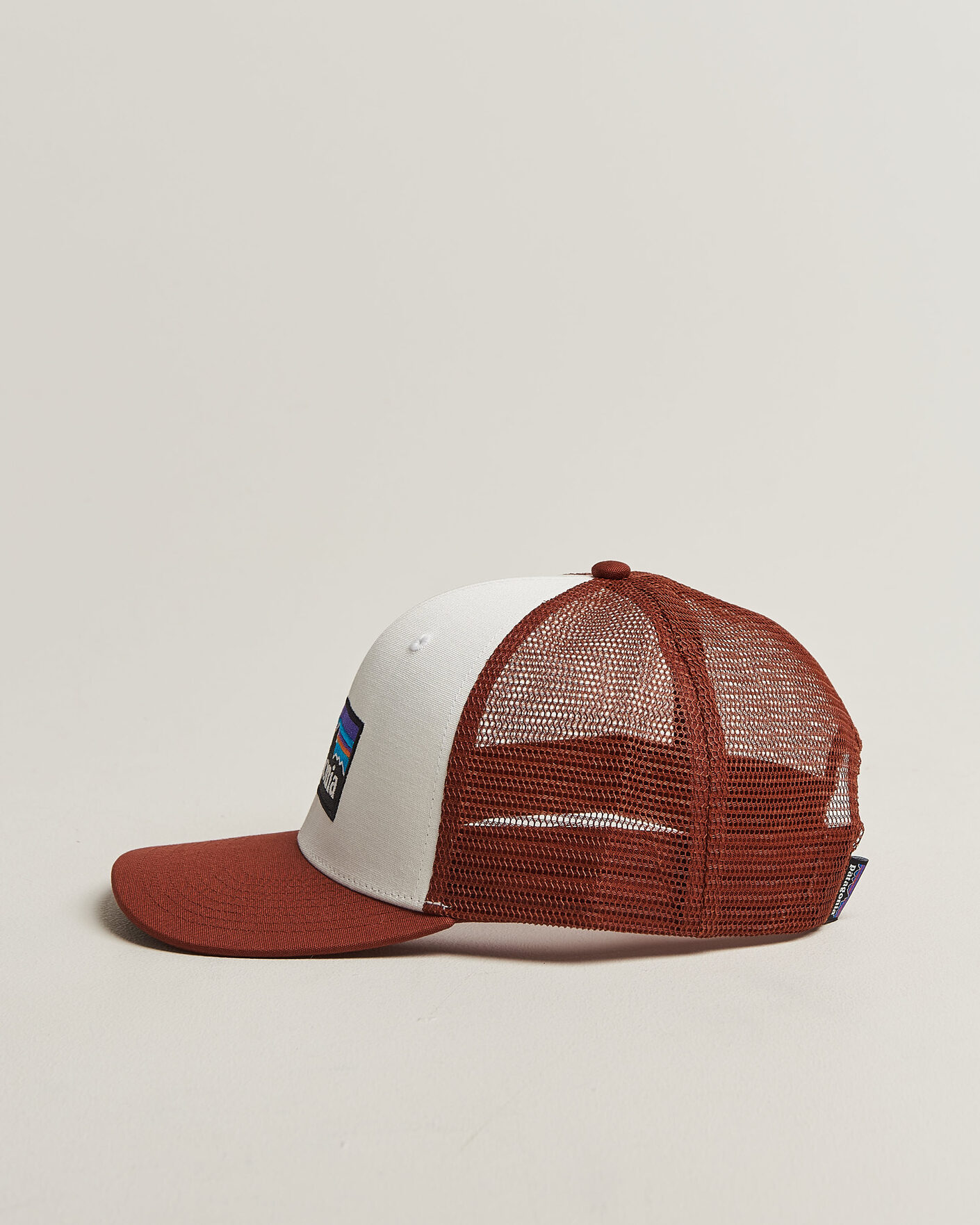 Hombres | Sombreros y gorras | Patagonia | P-6 Logo Trucker Hat White/Red