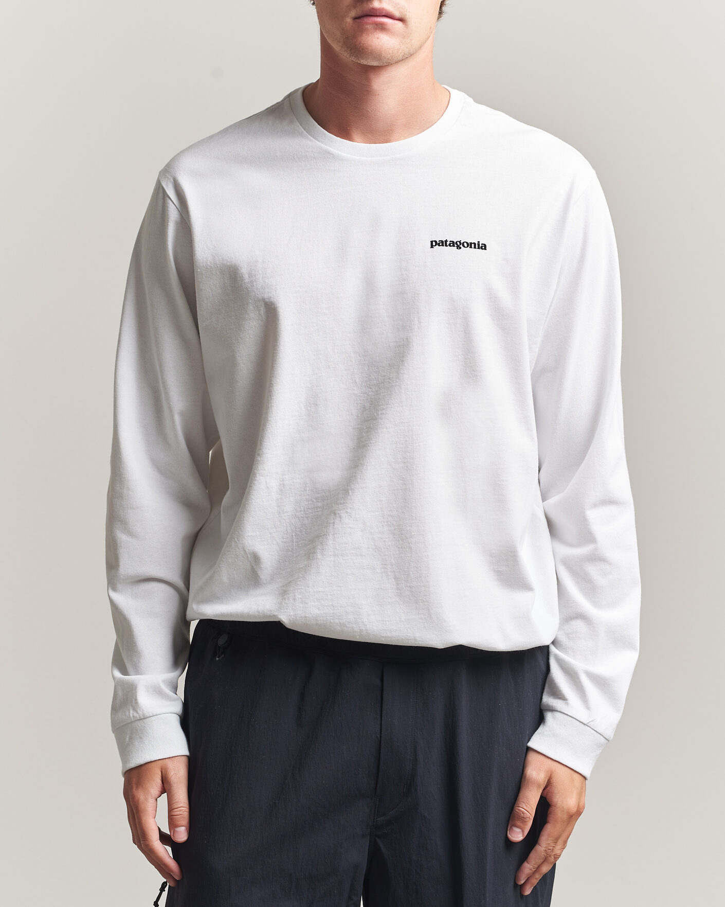 Hombres | Camisetas | Patagonia | P-6 Logo Responsibili LS T-Shirt Fiber White