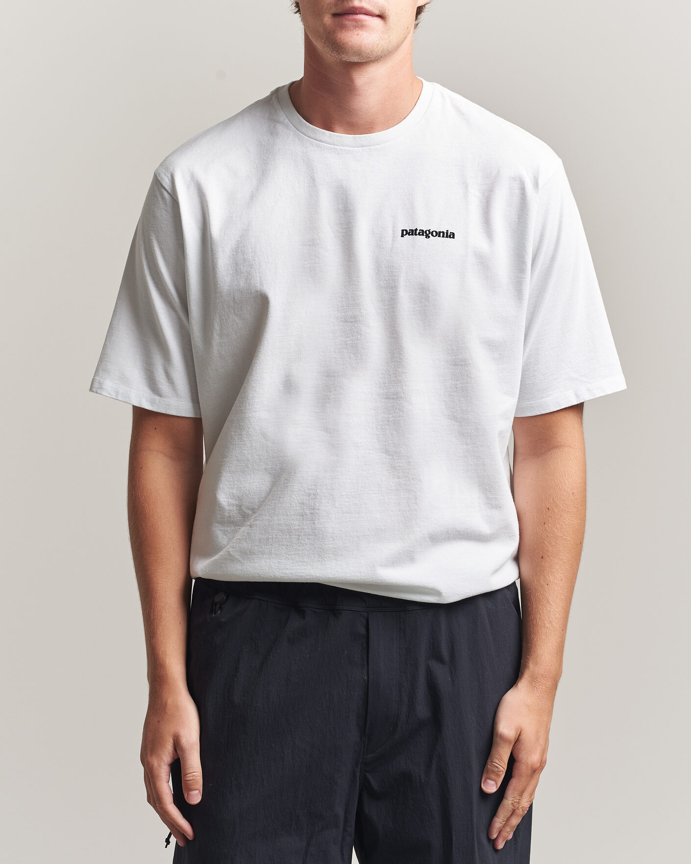 Hombres | Camisetas | Patagonia | P-6 Logo Responsibili T-Shirt Fiber White