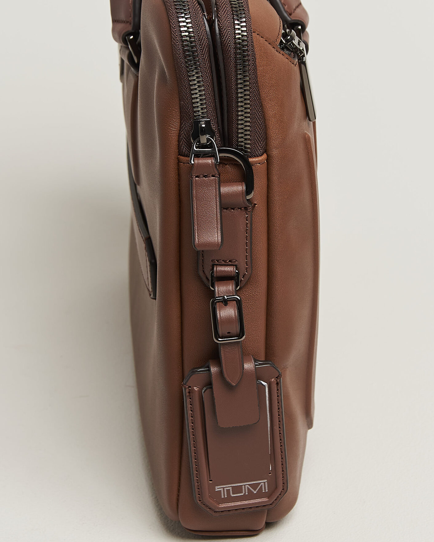 Hombres | Bolsos | TUMI | Harrison Sycamore Slim Leather Brief Cognac Bombe