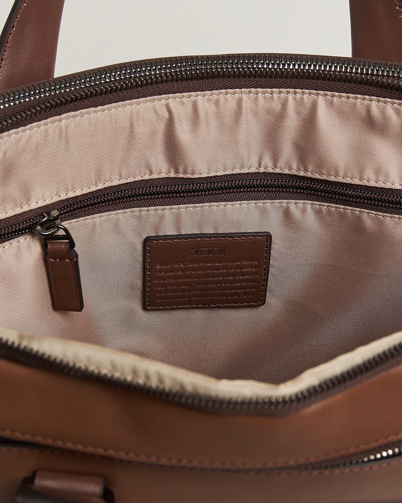 Hombres | Bolsos | TUMI | Harrison Sycamore Slim Leather Brief Cognac Bombe