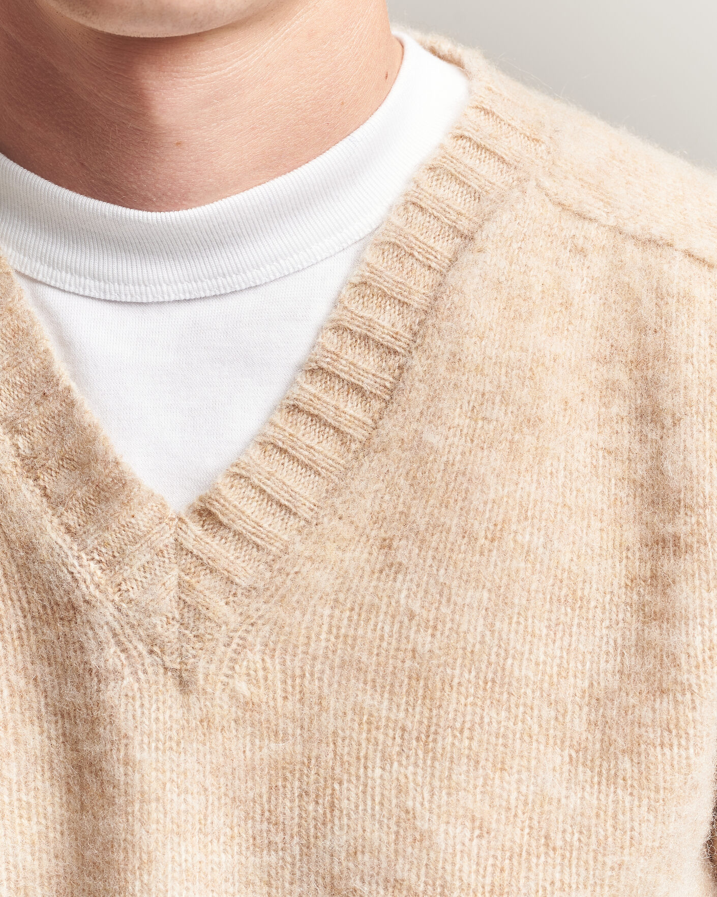 Hombres | Jerséis y prendas de punto | Harley Of Scotland for Care of Carl | Brushed Supersoft Lambswool V-Neck Beige
