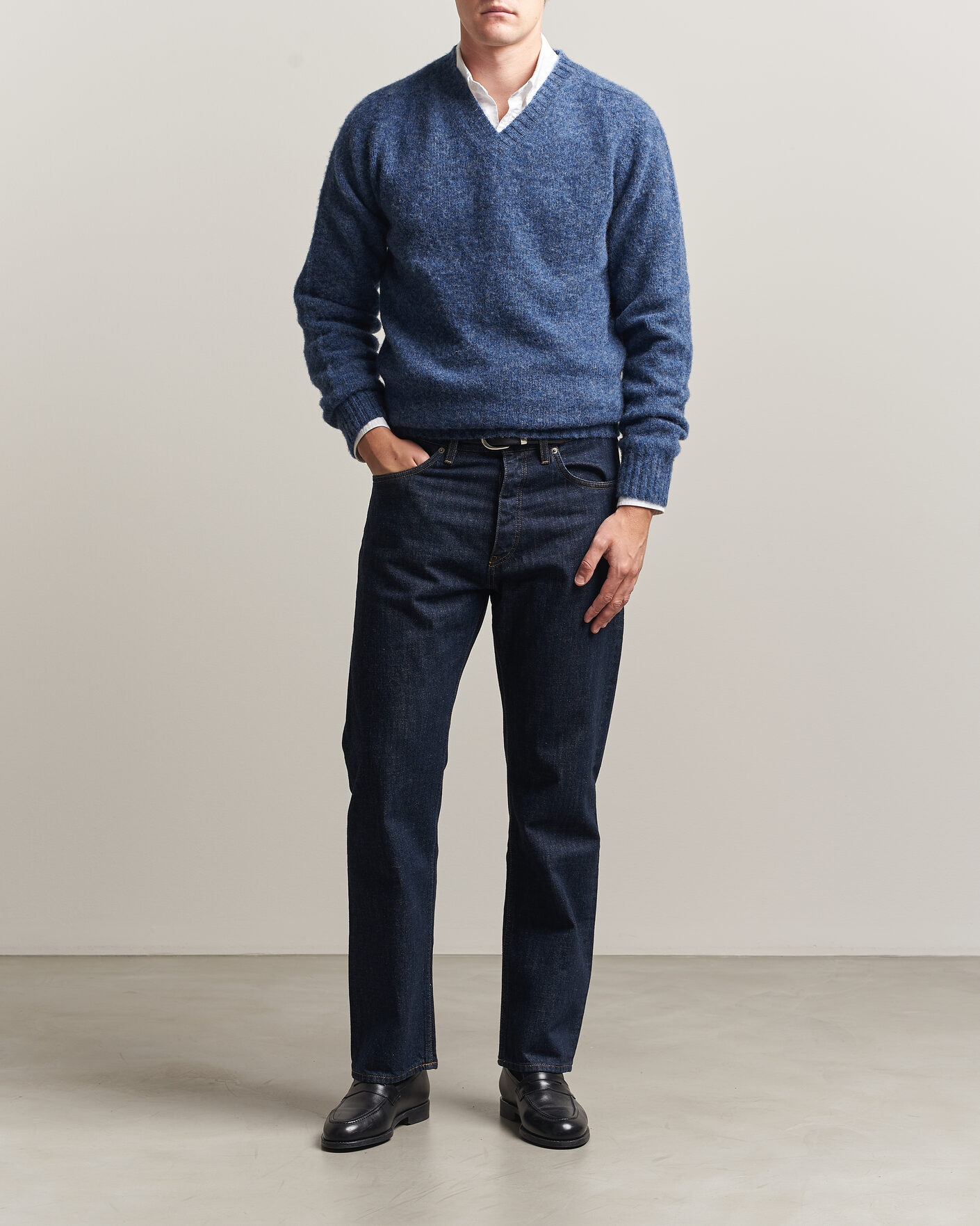 Hombres | Jerséis y prendas de punto | Harley Of Scotland for Care of Carl | Brushed Supersoft Lambswool V-Neck Denim Blue