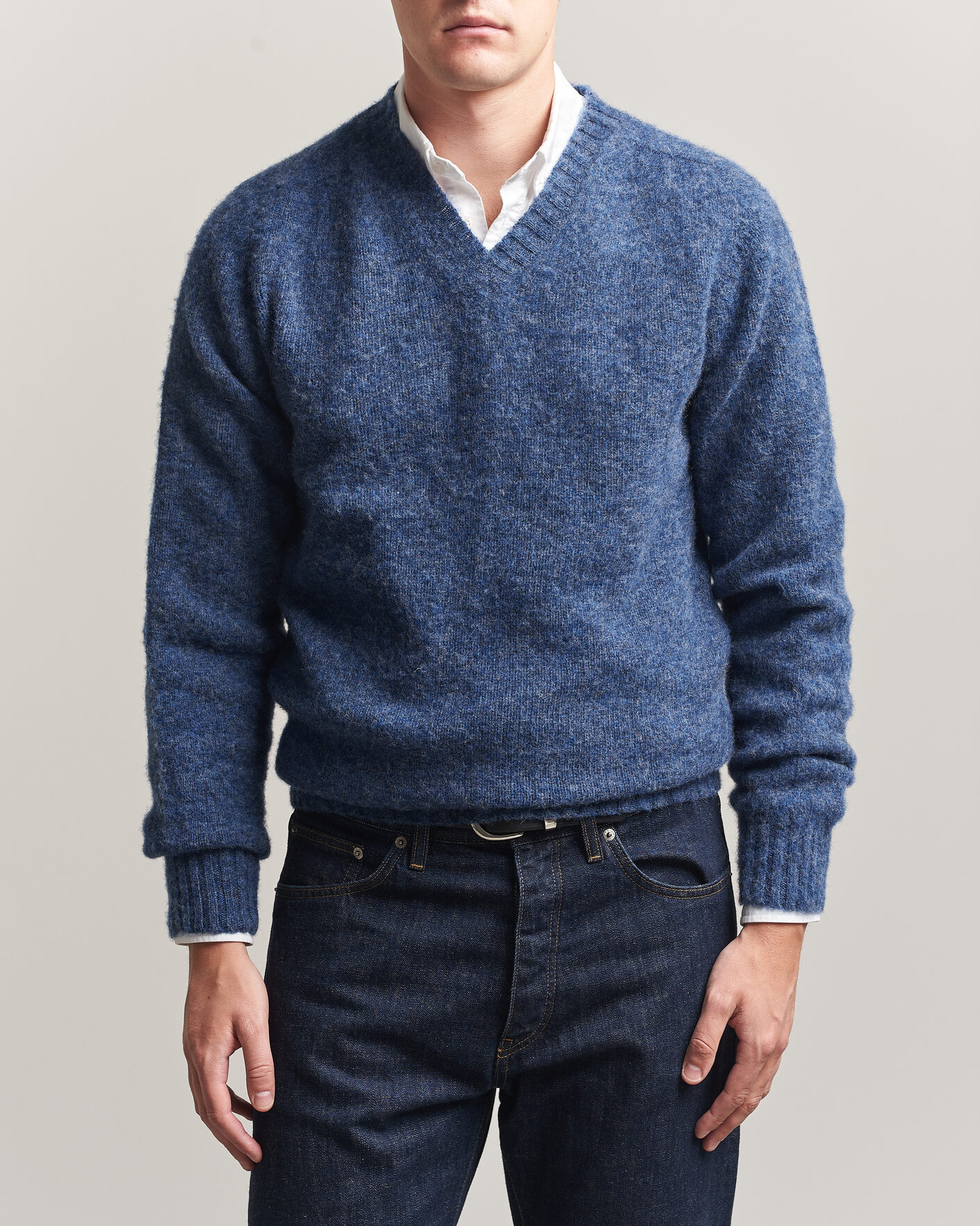 Hombres | Jerséis y prendas de punto | Harley Of Scotland for Care of Carl | Brushed Supersoft Lambswool V-Neck Denim Blue