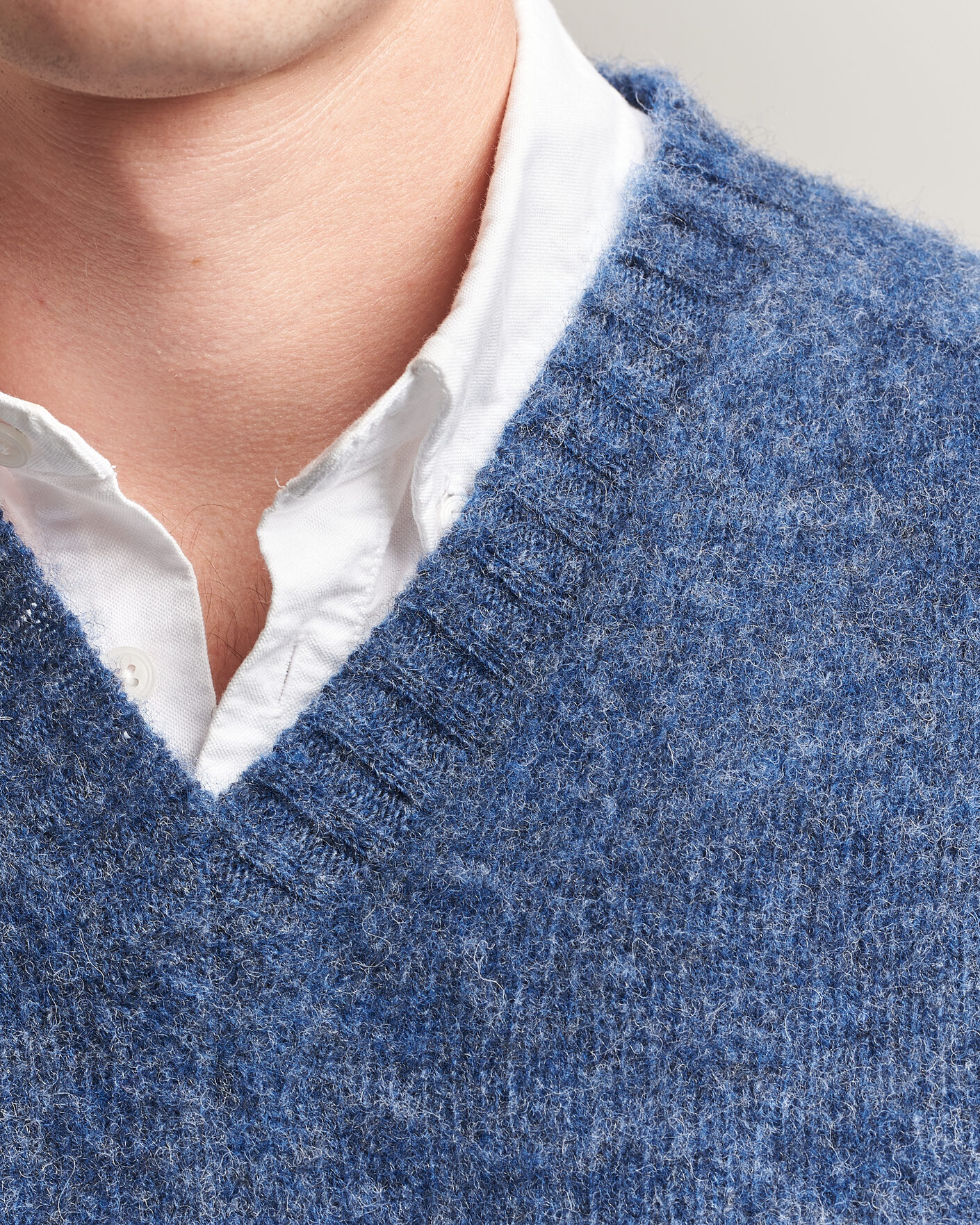 Hombres | Jerséis y prendas de punto | Harley Of Scotland for Care of Carl | Brushed Supersoft Lambswool V-Neck Denim Blue