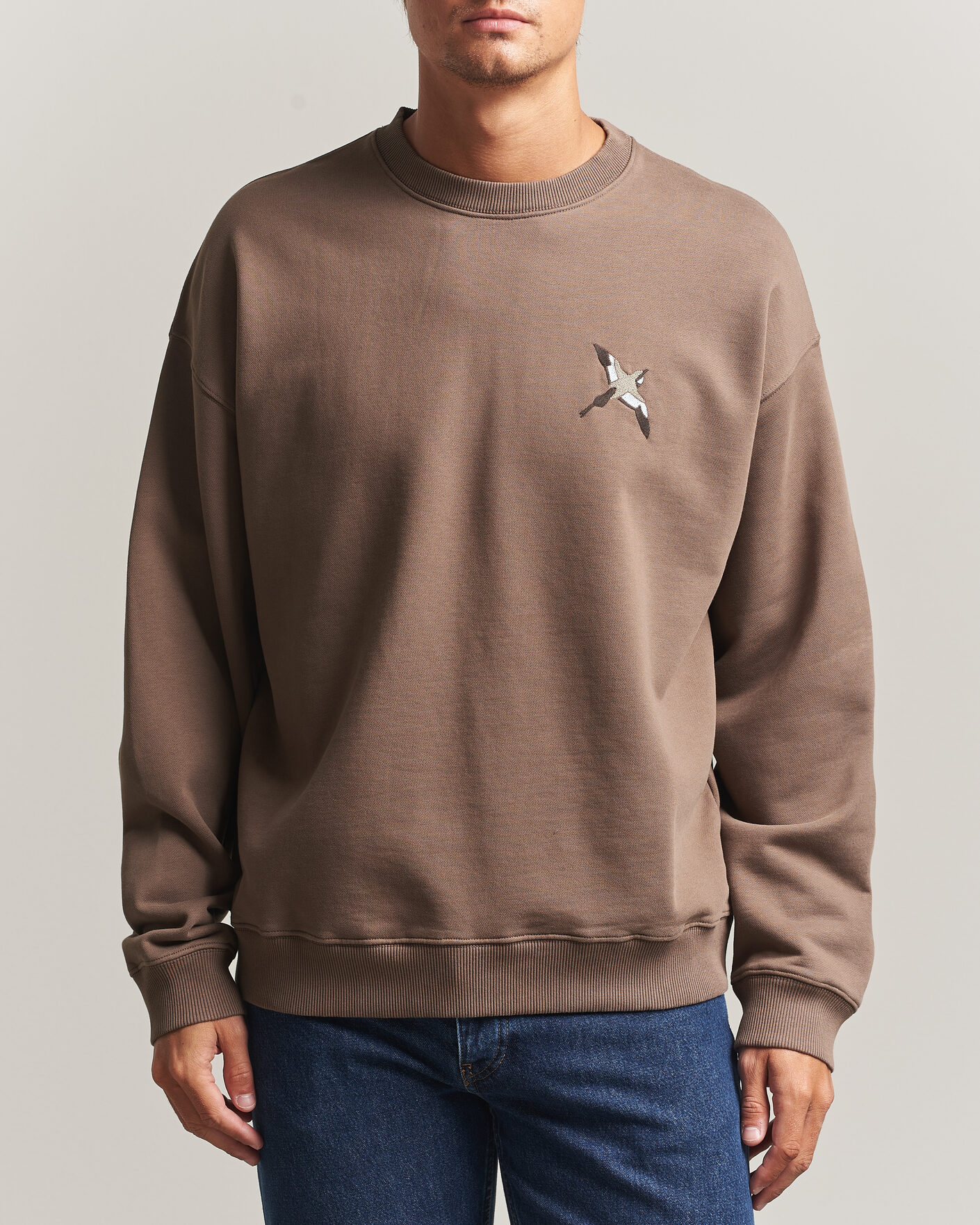 Hombres | Jerséis y prendas de punto | Axel Arigato | Micro Bee Bird Sweatshirt Coffee Brown