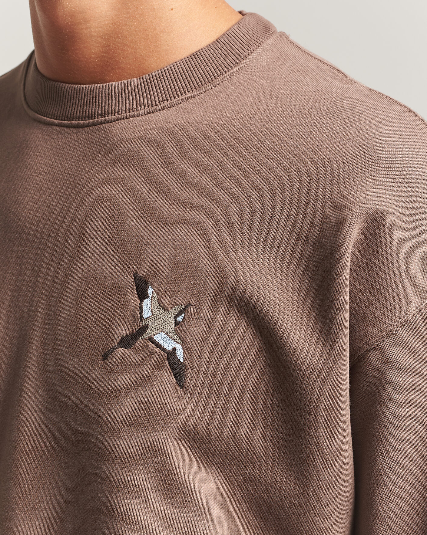 Hombres | Jerséis y prendas de punto | Axel Arigato | Micro Bee Bird Sweatshirt Coffee Brown