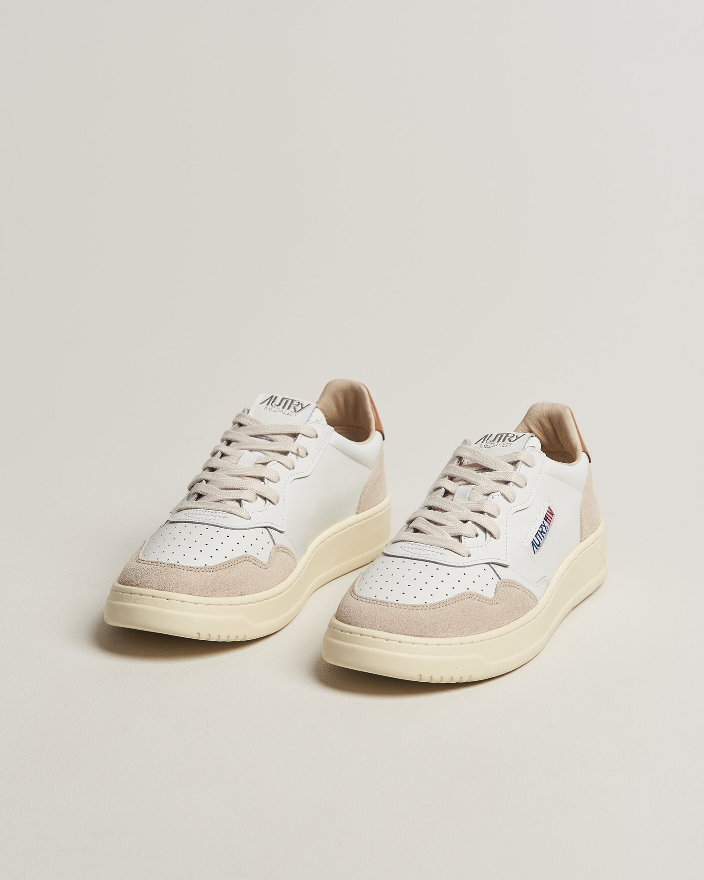Hombres | Zapatillas | Autry | Medalist Low Leather/Suede Sneaker White/Lion