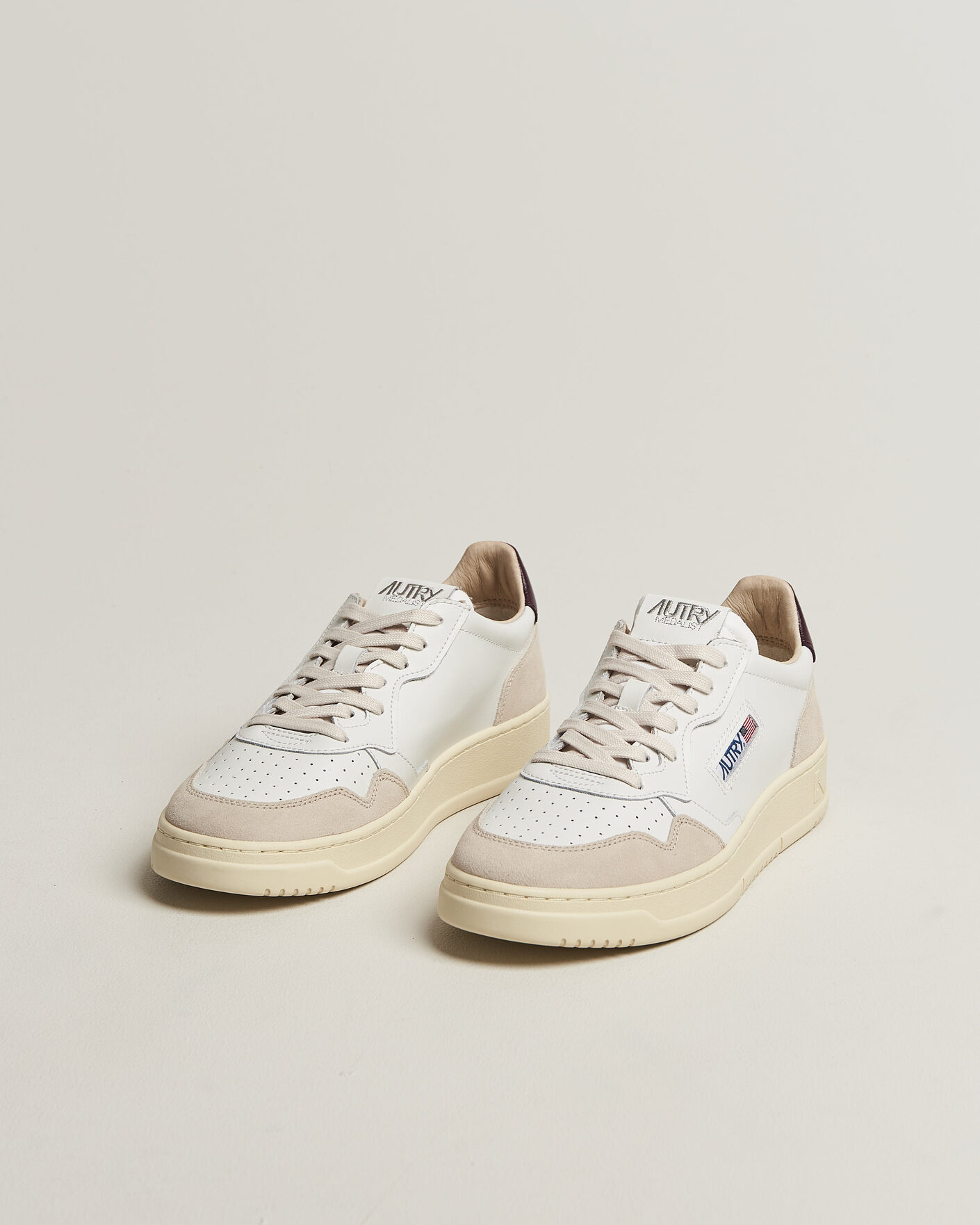 Hombres | Zapatillas | Autry | Medalist Low Leather/Suede Sneaker White/Fig