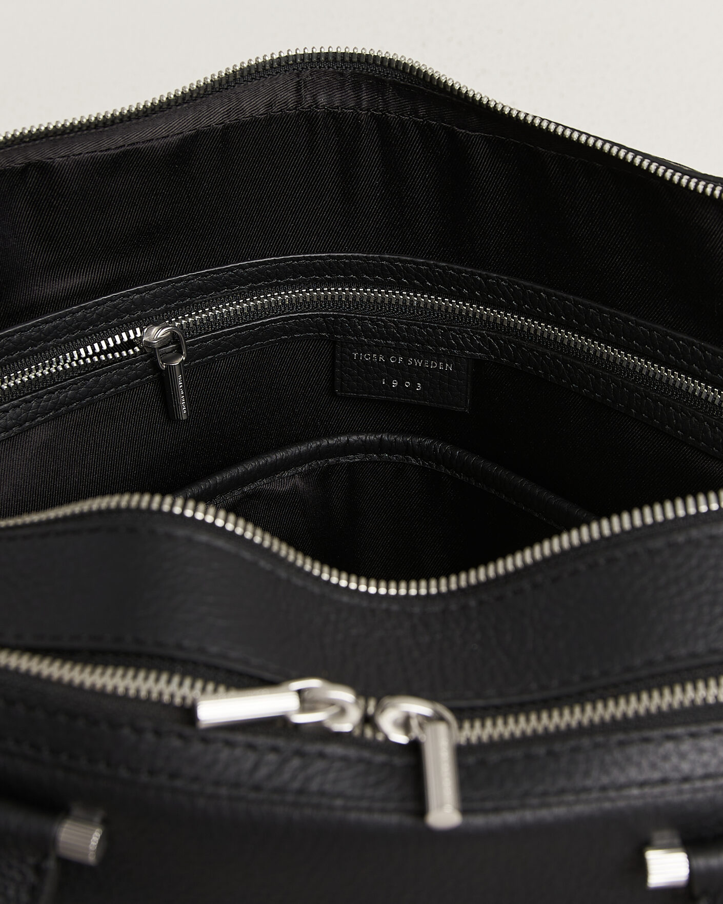 Hombres | Bolsos | Tiger of Sweden | Valise Grained Leather Double Zip Briefcase Black