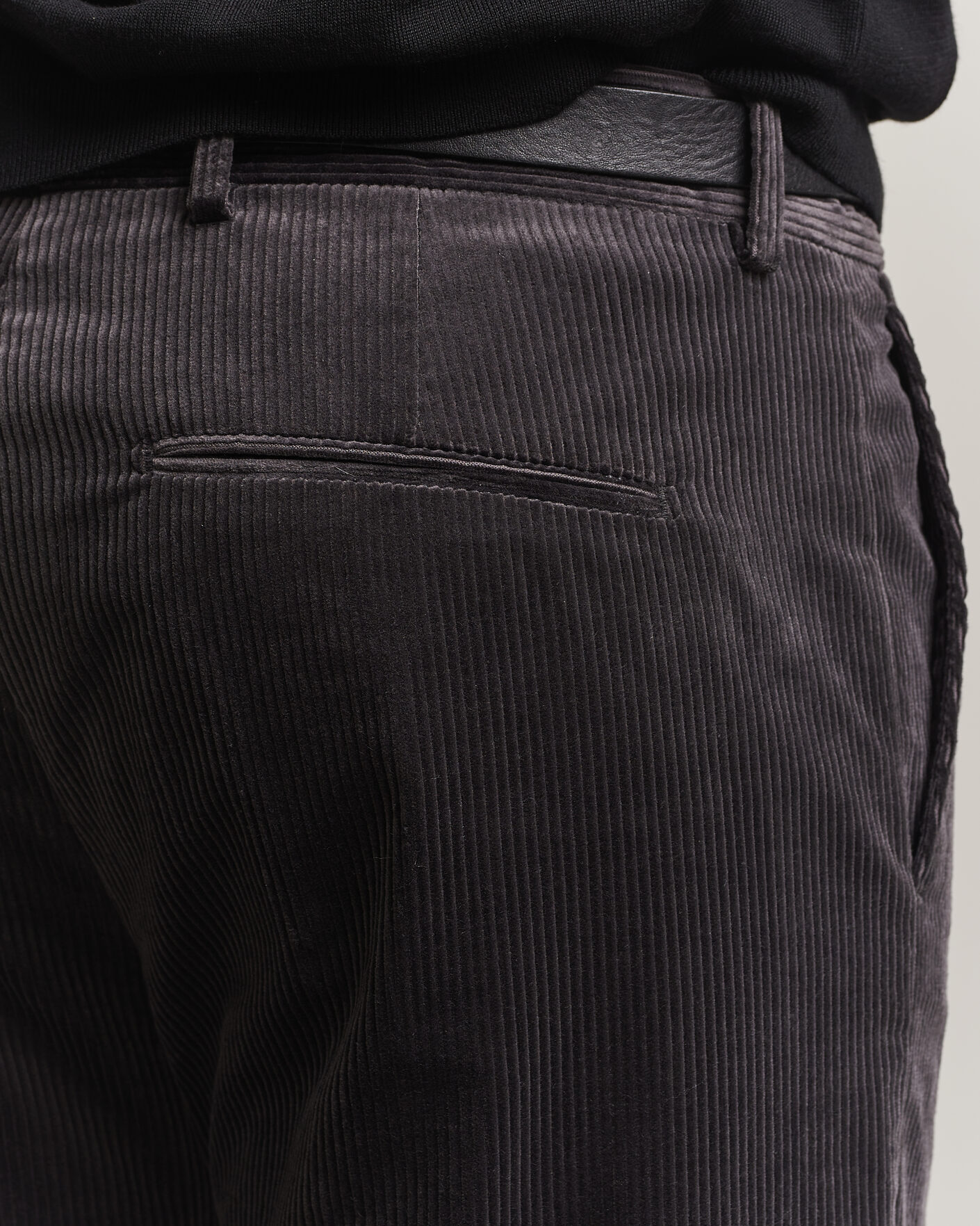 Hombres | Pantalones | Tiger of Sweden | Tense Pleated Corduroy Trousers Phantom