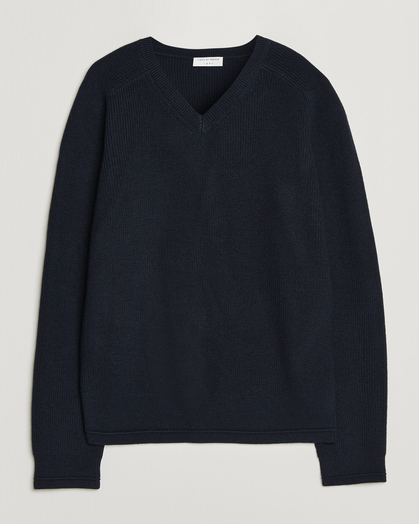 Hombres | Jerséis y prendas de punto | Tiger of Sweden | Logan Wool Knitted V-Neck Night Grape