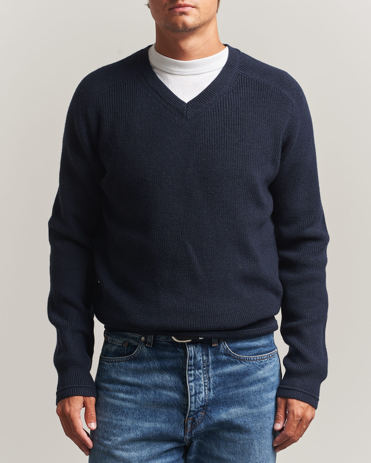 Hombres | Jerséis y prendas de punto | Tiger of Sweden | Logan Wool Knitted V-Neck Night Grape