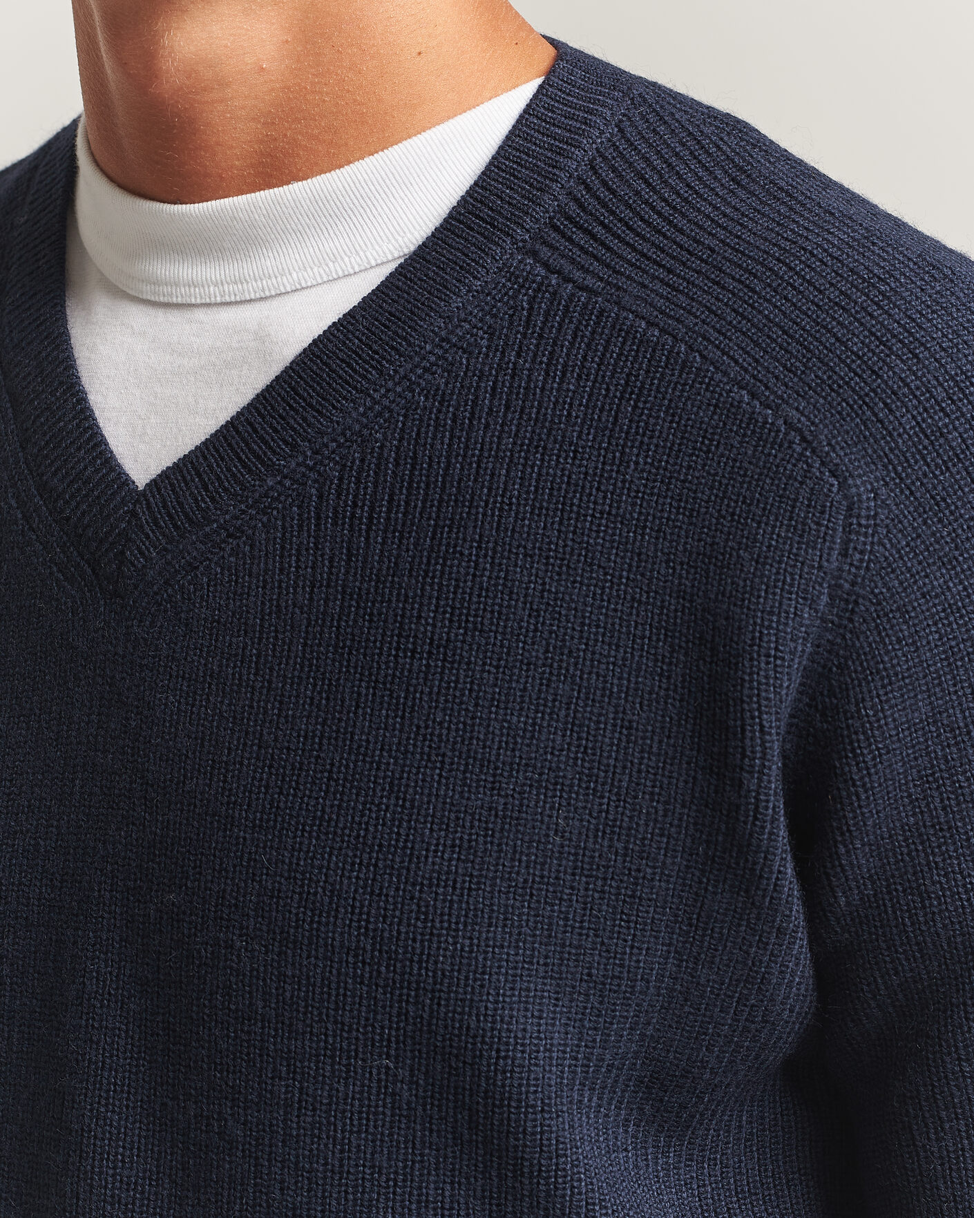 Hombres | Jerséis y prendas de punto | Tiger of Sweden | Logan Wool Knitted V-Neck Night Grape