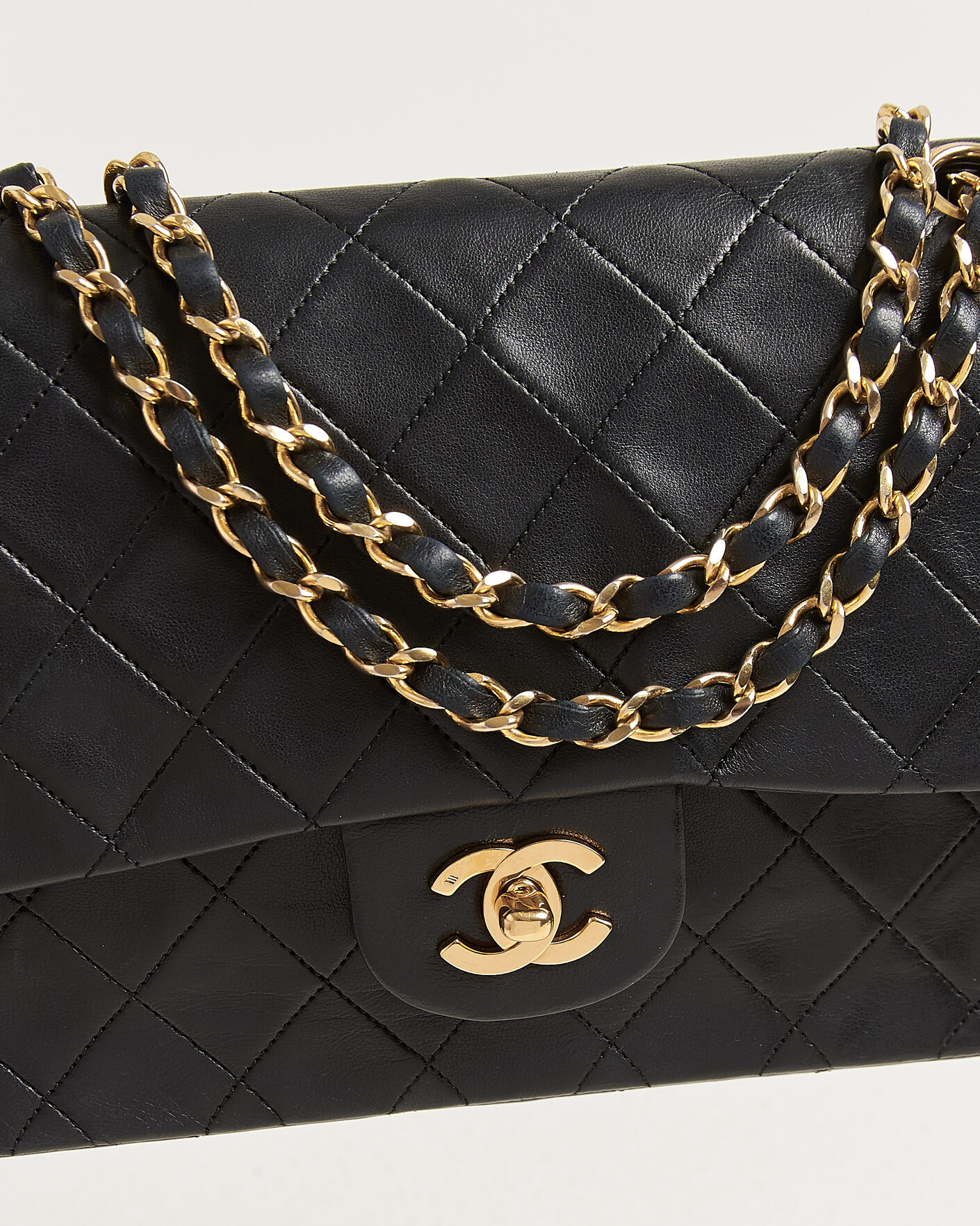Hombres | Chanel Pre-Owned Classic Medium Double Flap Bag Lambskin Black | Chanel Pre-Owned | Classic Medium Double Flap Bag Lambskin Black