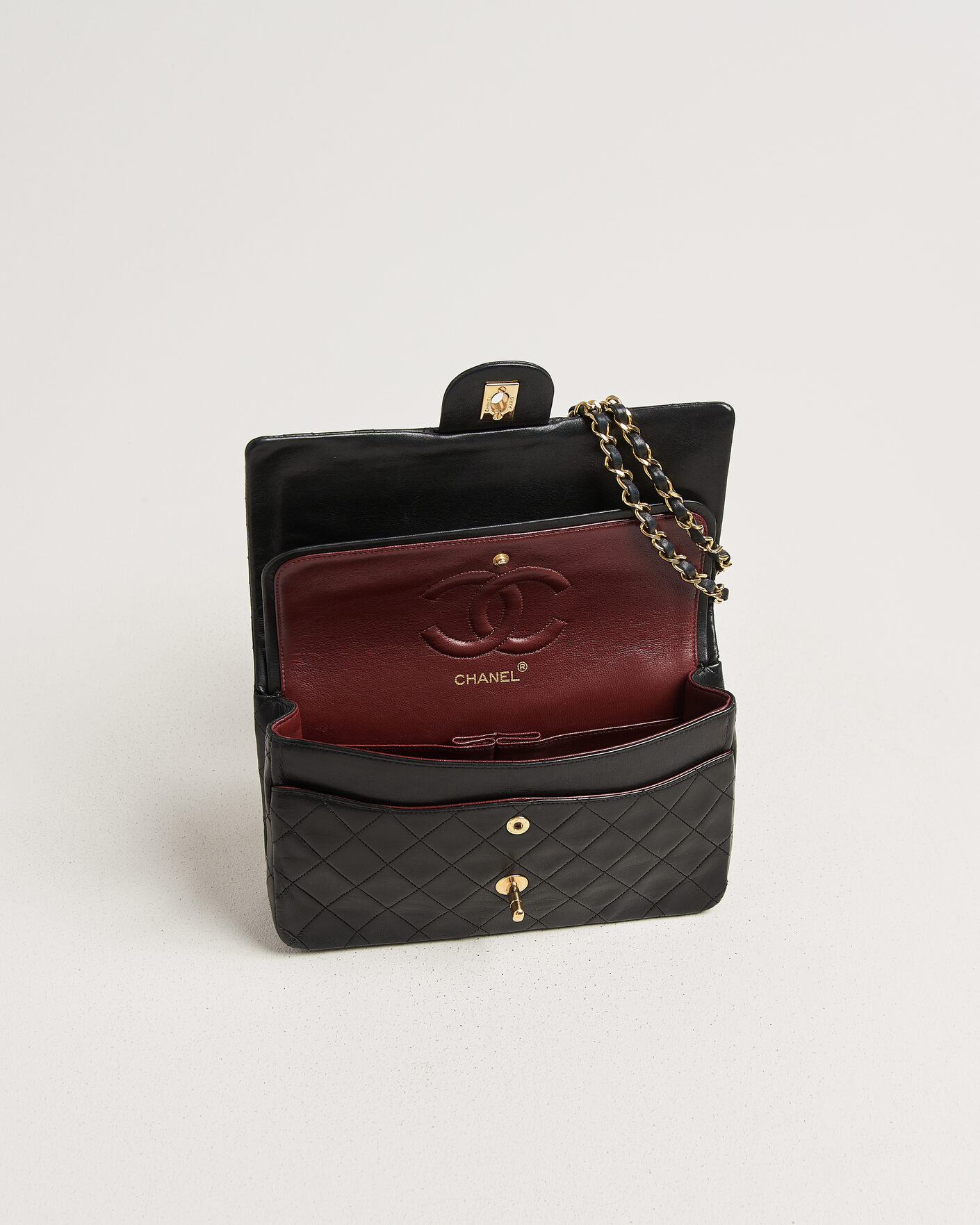 Hombres | Chanel Pre-Owned Classic Medium Double Flap Bag Lambskin Black | Chanel Pre-Owned | Classic Medium Double Flap Bag Lambskin Black