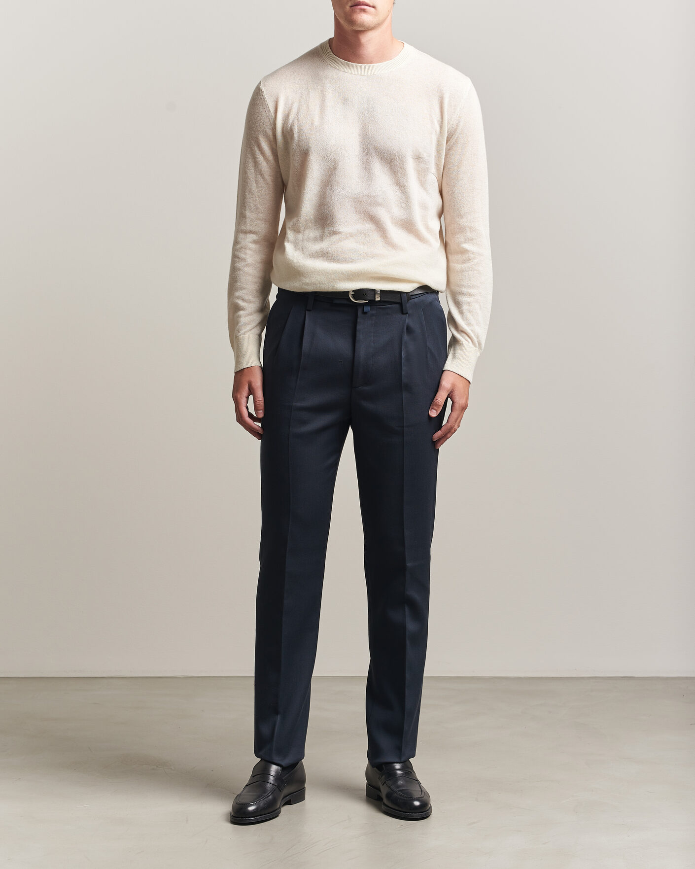 Hombres | Pantalones | Jacob Cohën | Lucas Pleated Cotton Gabardine Trousers Navy