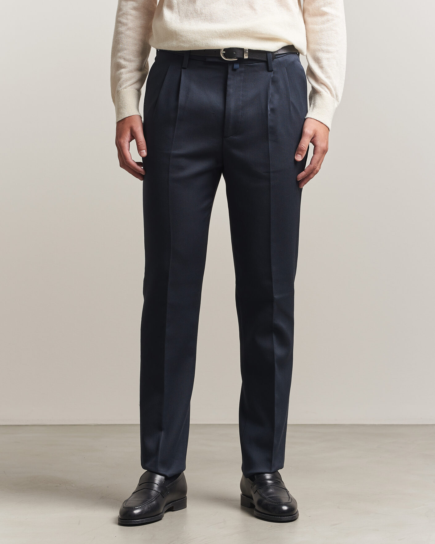 Hombres | Pantalones | Jacob Cohën | Lucas Pleated Cotton Gabardine Trousers Navy