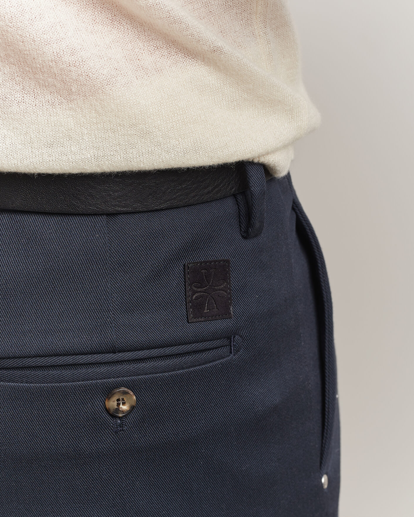 Hombres | Pantalones | Jacob Cohën | Lucas Pleated Cotton Gabardine Trousers Navy