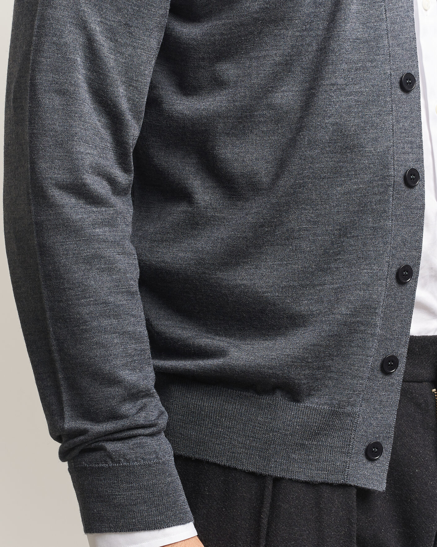 Hombres | Jerséis y prendas de punto | John Smedley | Bradrick Extra Fine Merino Cardigan Charcoal