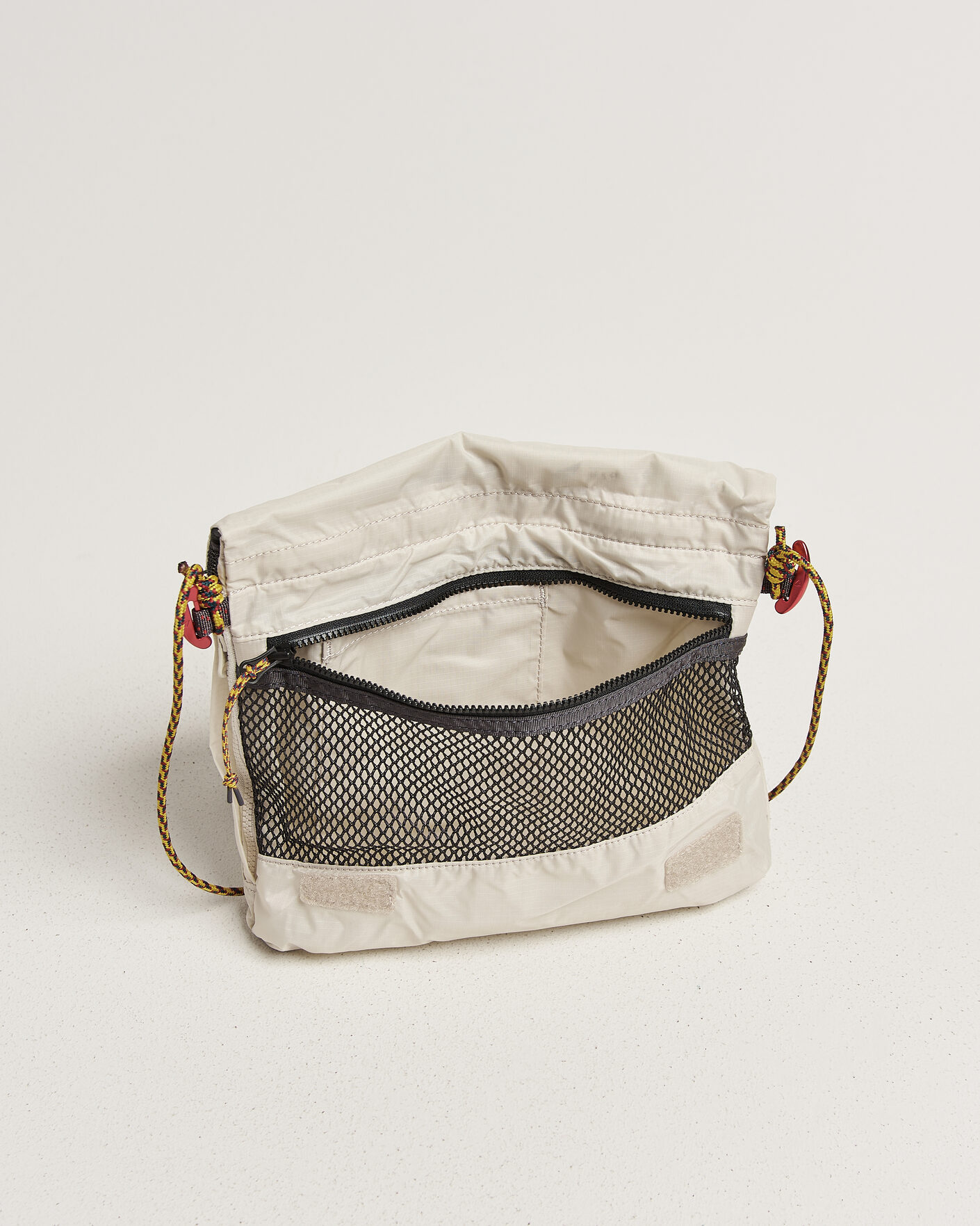 Hombres | Bolsos | Klättermusen | Algir Foldover Bag Putty Grey