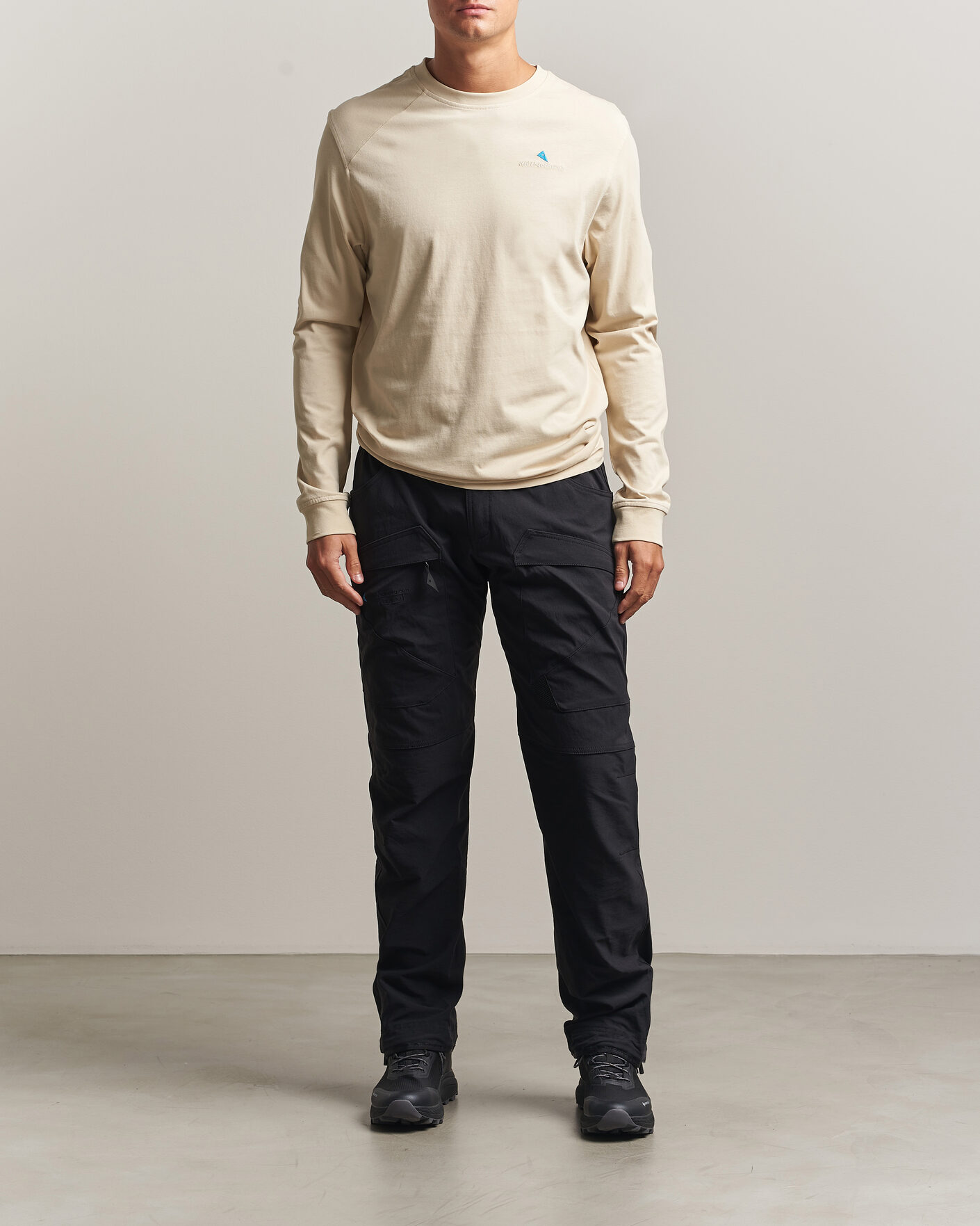Hombres | Camisetas | Klättermusen | Root Long Sleeve Logo T-Shirt Clay