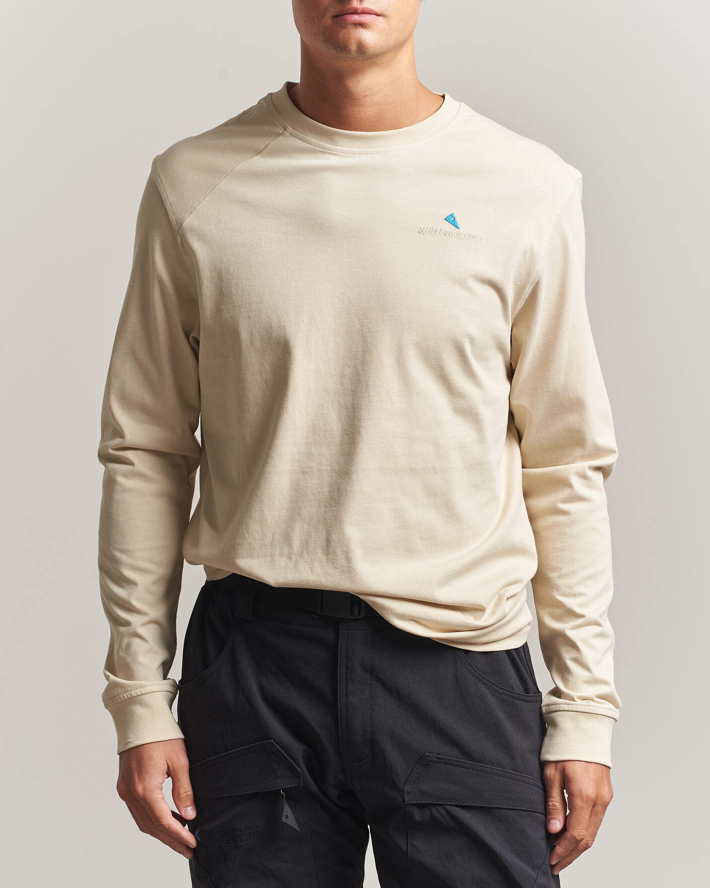 Hombres | Camisetas | Klättermusen | Root Long Sleeve Logo T-Shirt Clay
