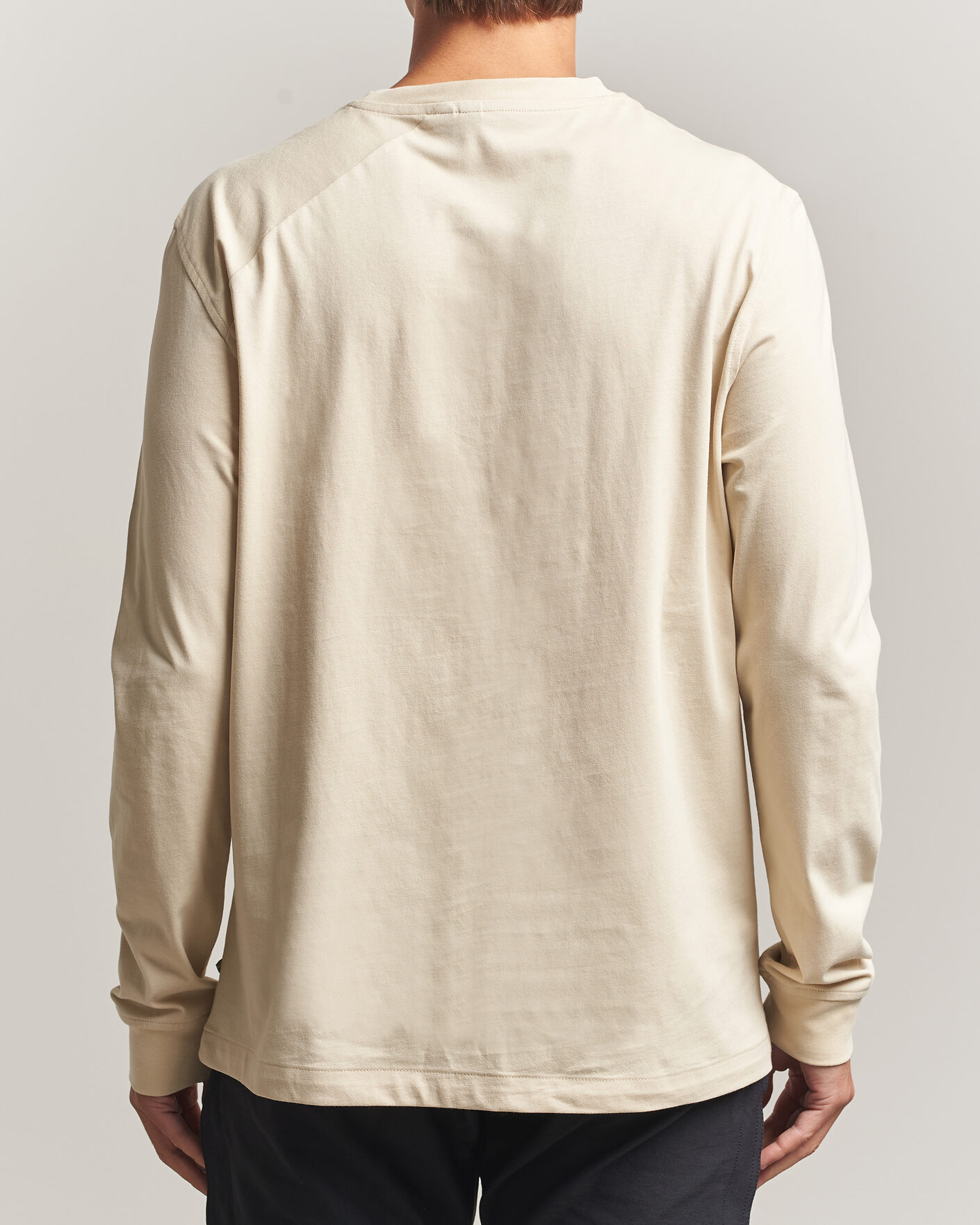 Hombres | Camisetas | Klättermusen | Root Long Sleeve Logo T-Shirt Clay