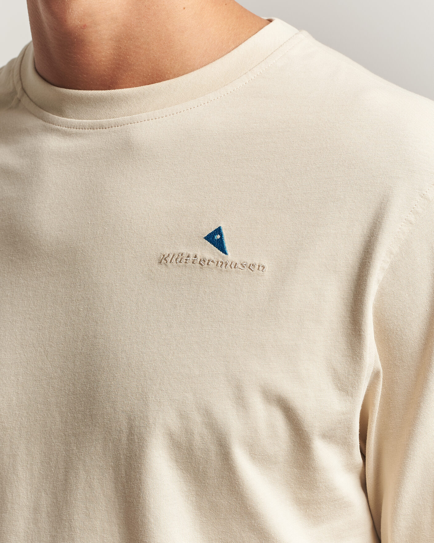 Hombres | Camisetas | Klättermusen | Root Long Sleeve Logo T-Shirt Clay
