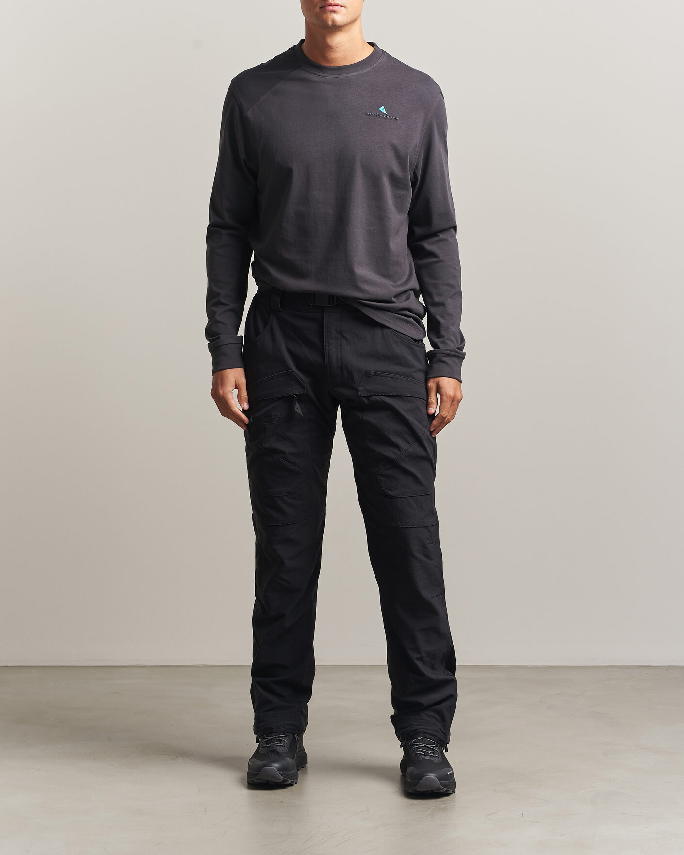 Hombres | Camisetas | Klättermusen | Root Long Sleeve Logo T-Shirt Raven