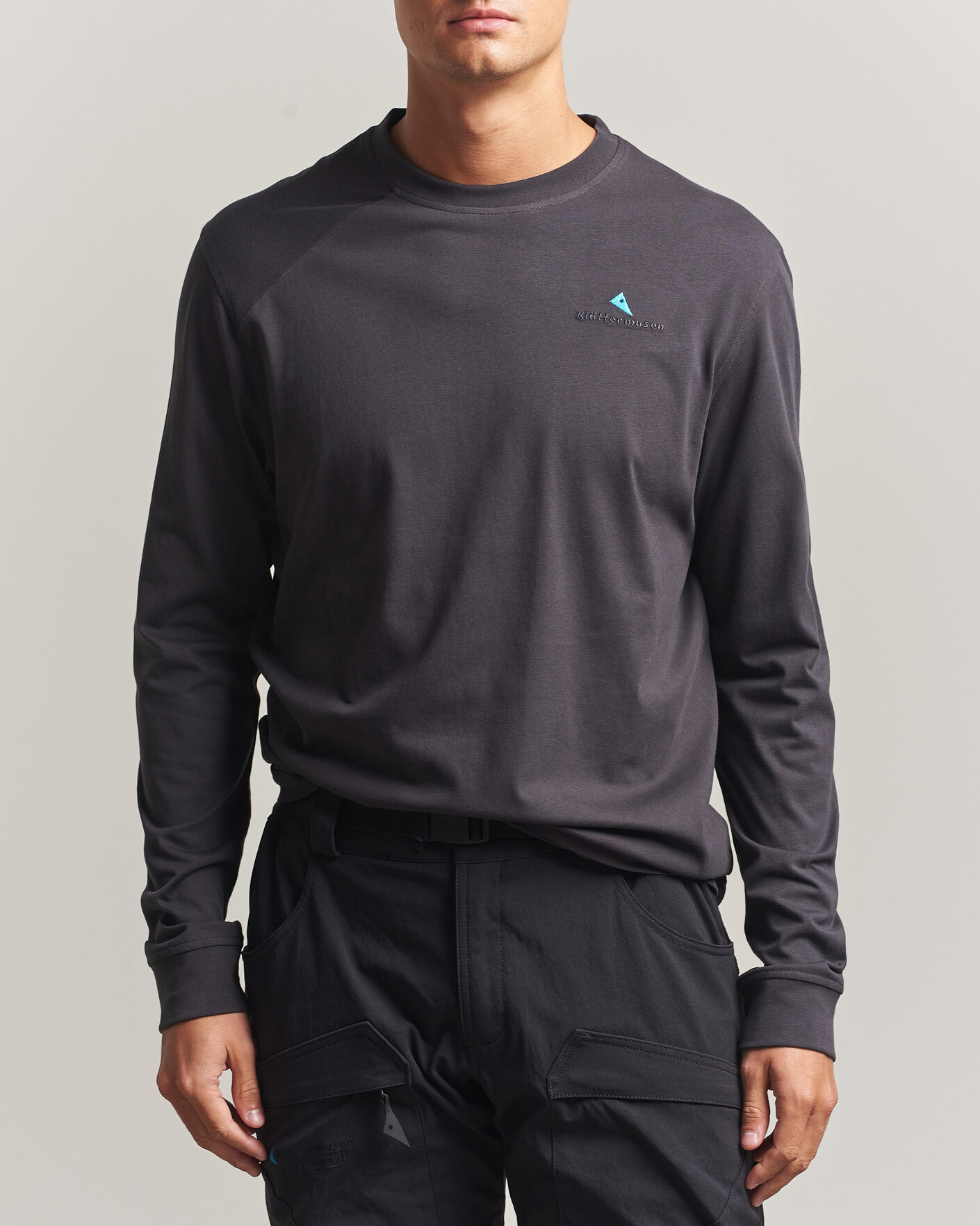 Hombres | Camisetas | Klättermusen | Root Long Sleeve Logo T-Shirt Raven