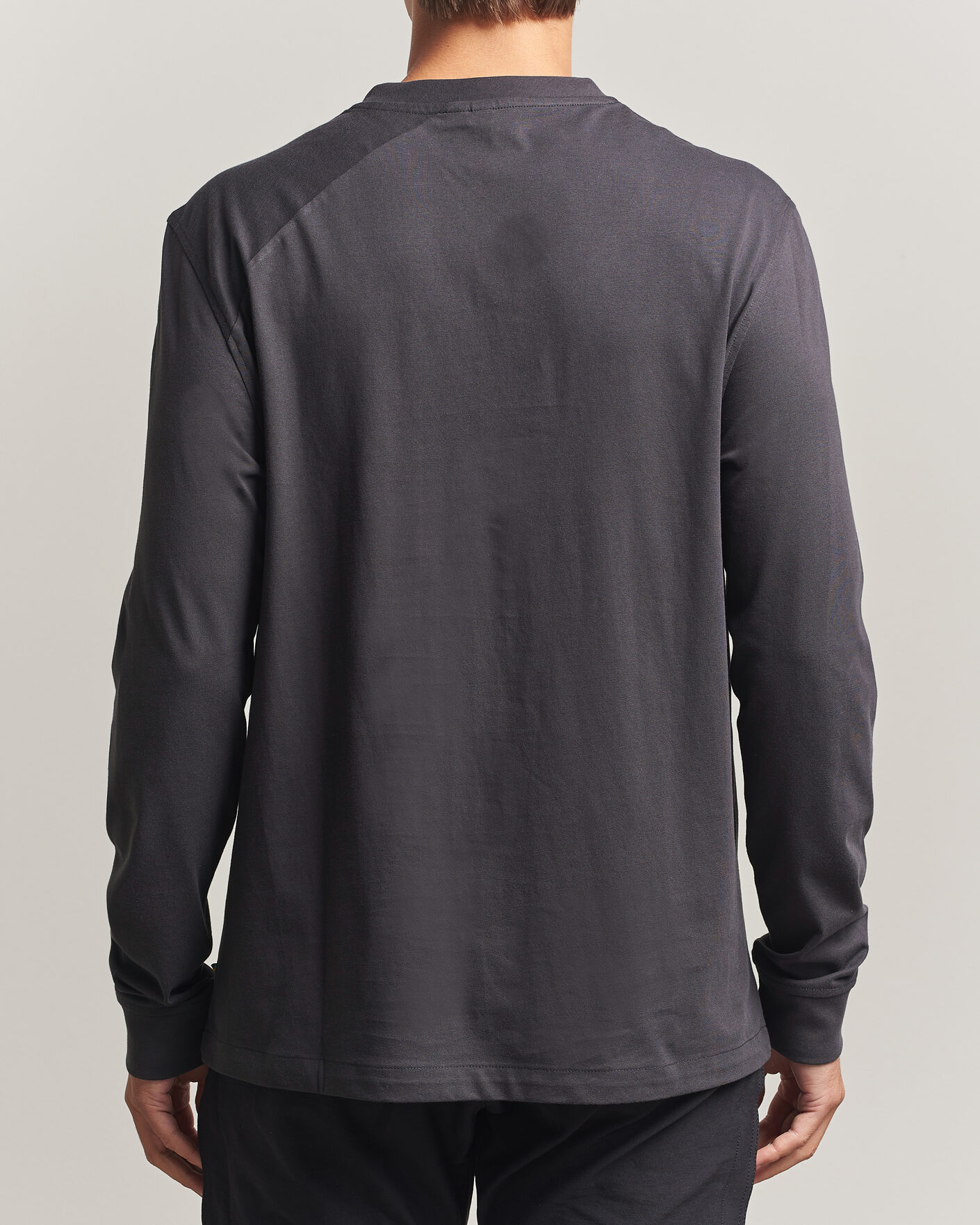 Hombres | Camisetas | Klättermusen | Root Long Sleeve Logo T-Shirt Raven