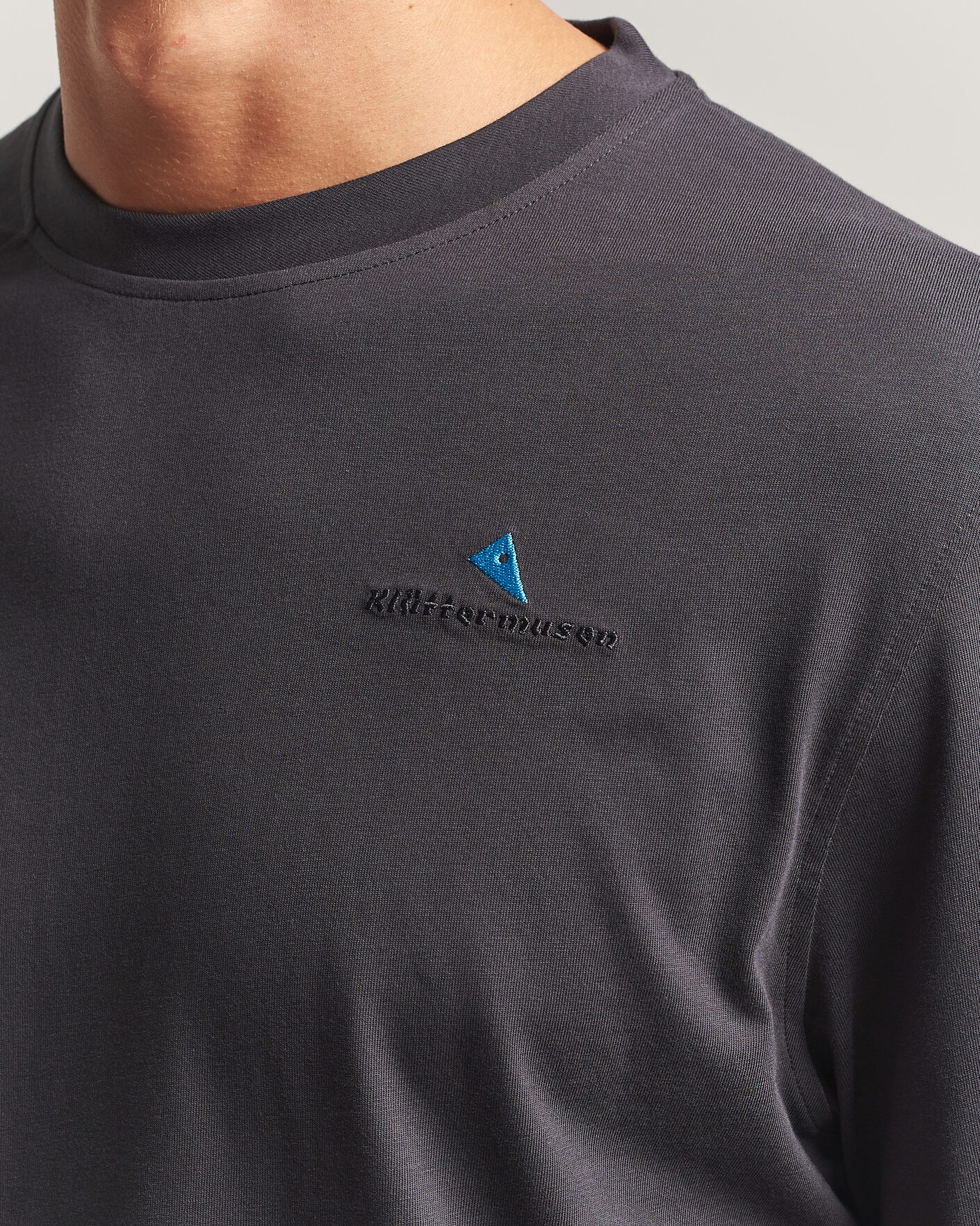Hombres | Camisetas | Klättermusen | Root Long Sleeve Logo T-Shirt Raven