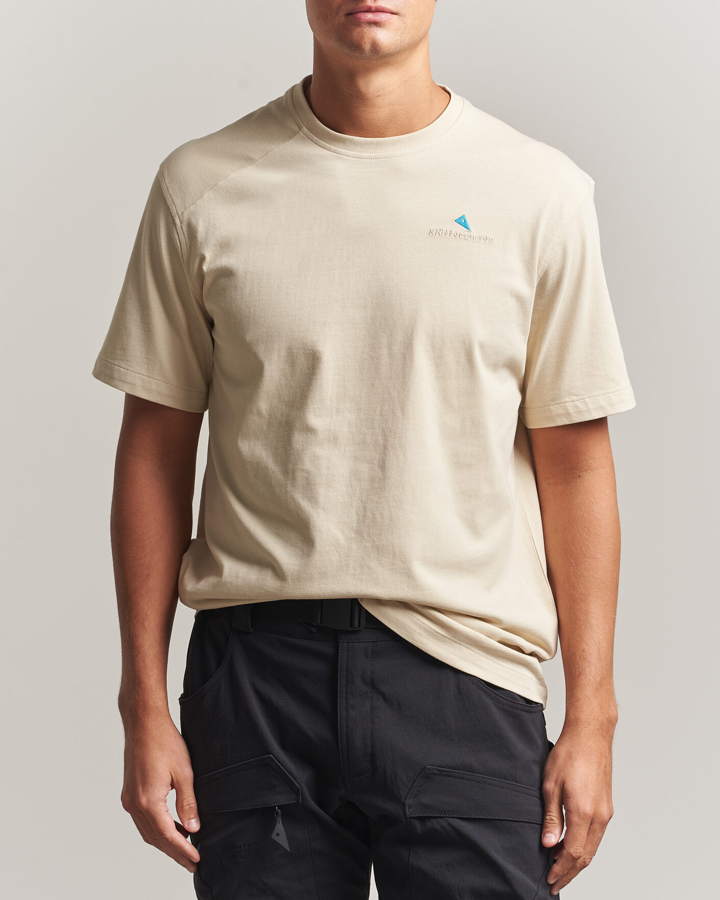 Hombres | Camisetas | Klättermusen | Root Logo T-Shirt Clay