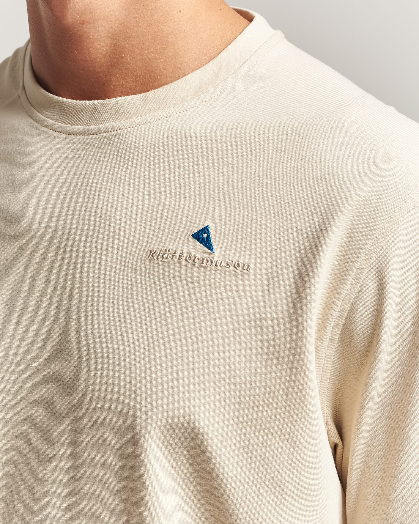 Hombres | Camisetas | Klättermusen | Root Logo T-Shirt Clay