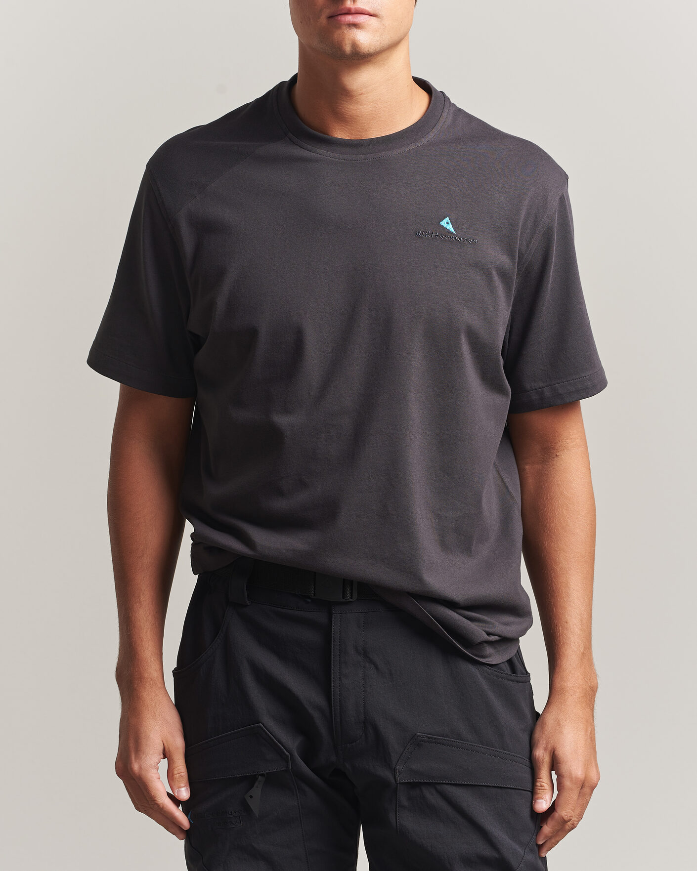 Hombres | Camisetas | Klättermusen | Root Logo T-Shirt Raven
