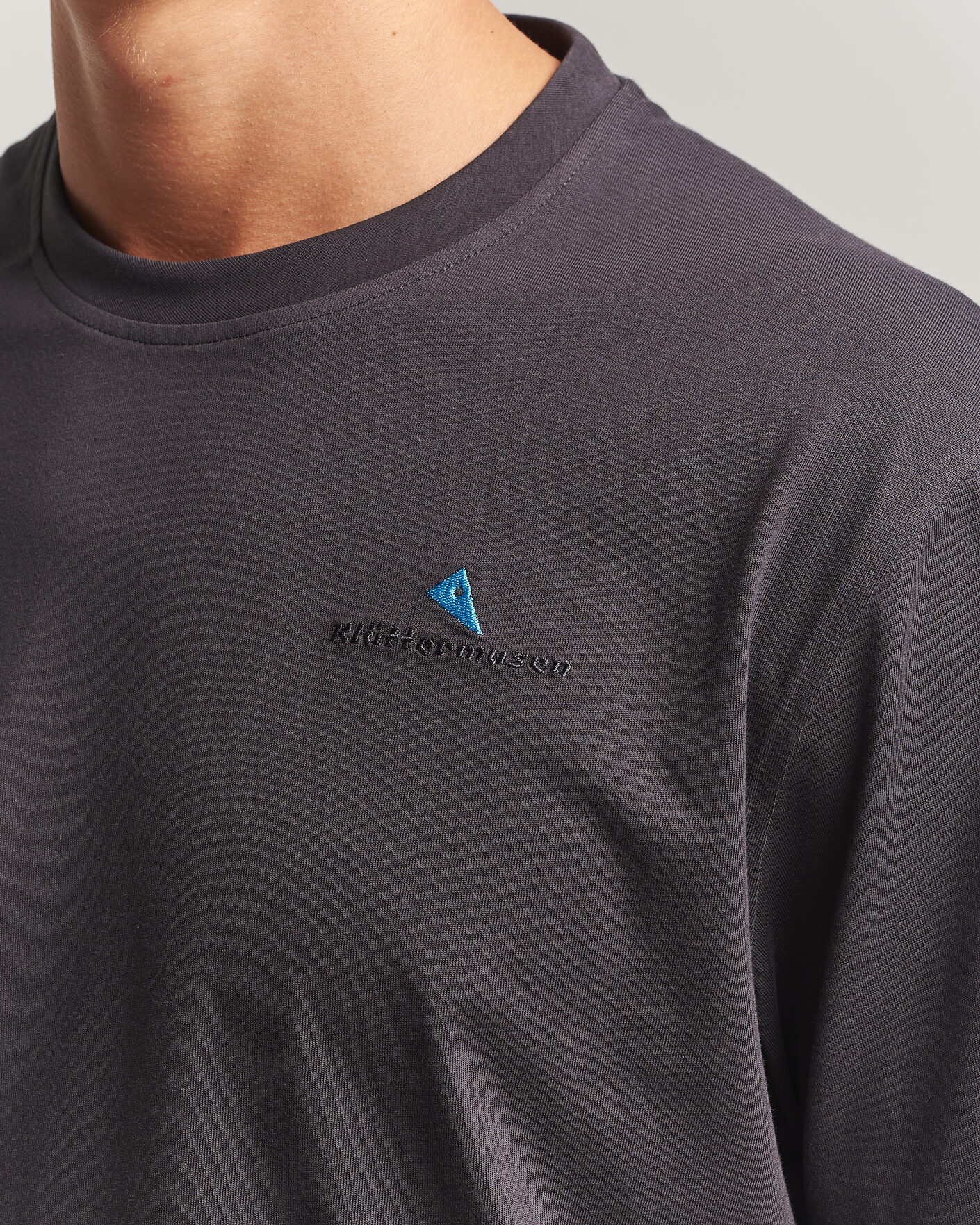 Hombres | Camisetas | Klättermusen | Root Logo T-Shirt Raven