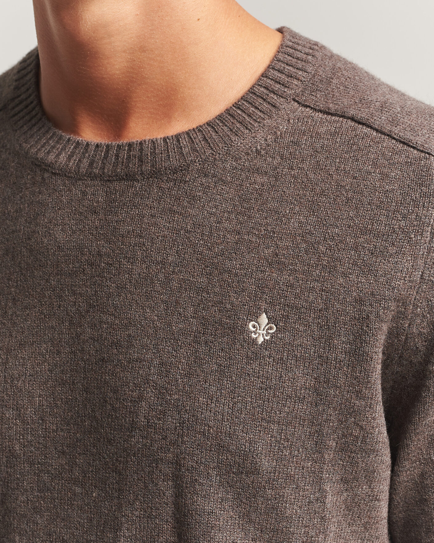 Hombres | Jerséis y prendas de punto | Morris | Hertford Lambswool Crew Neck Brown
