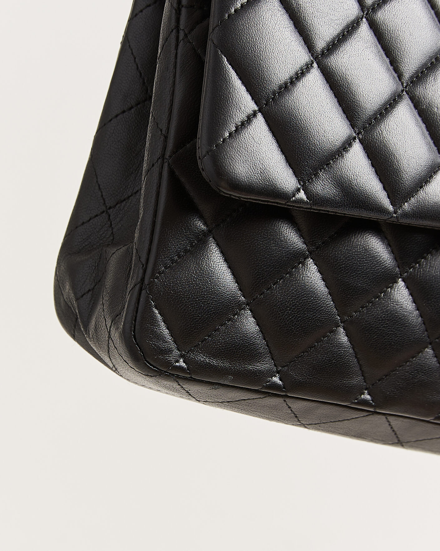 Hombres | Chanel Pre-Owned Classic Medium Double Flap Bag Lambskin Black | Chanel Pre-Owned | Classic Medium Double Flap Bag Lambskin Black