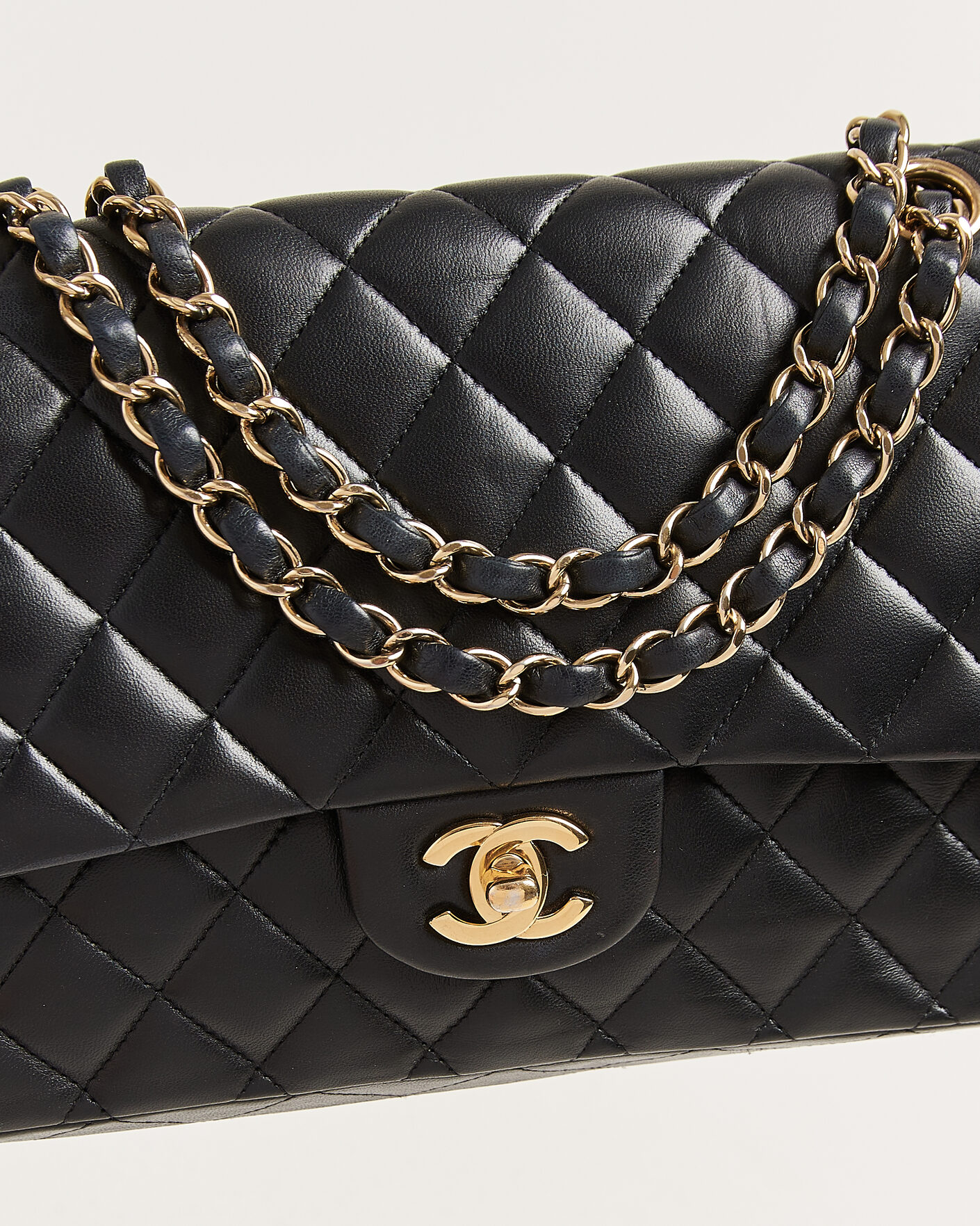 Hombres | Chanel Pre-Owned Classic Medium Double Flap Bag Lambskin Black | Chanel Pre-Owned | Classic Medium Double Flap Bag Lambskin Black