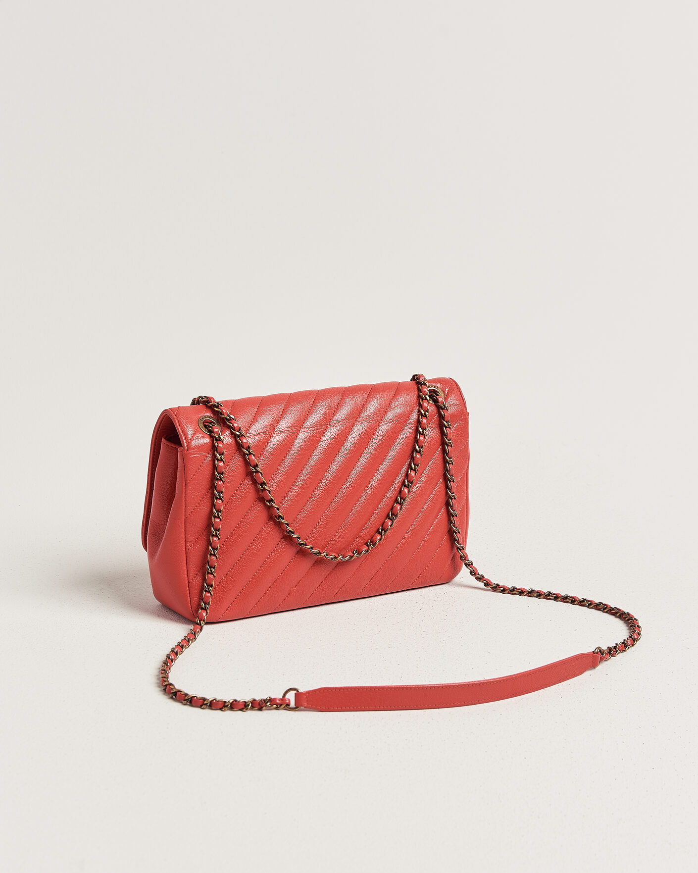 Hombres | Pre-Owned & Vintage Bags | Chanel Pre-Owned | Chevron Medium Flap Bag Coral
