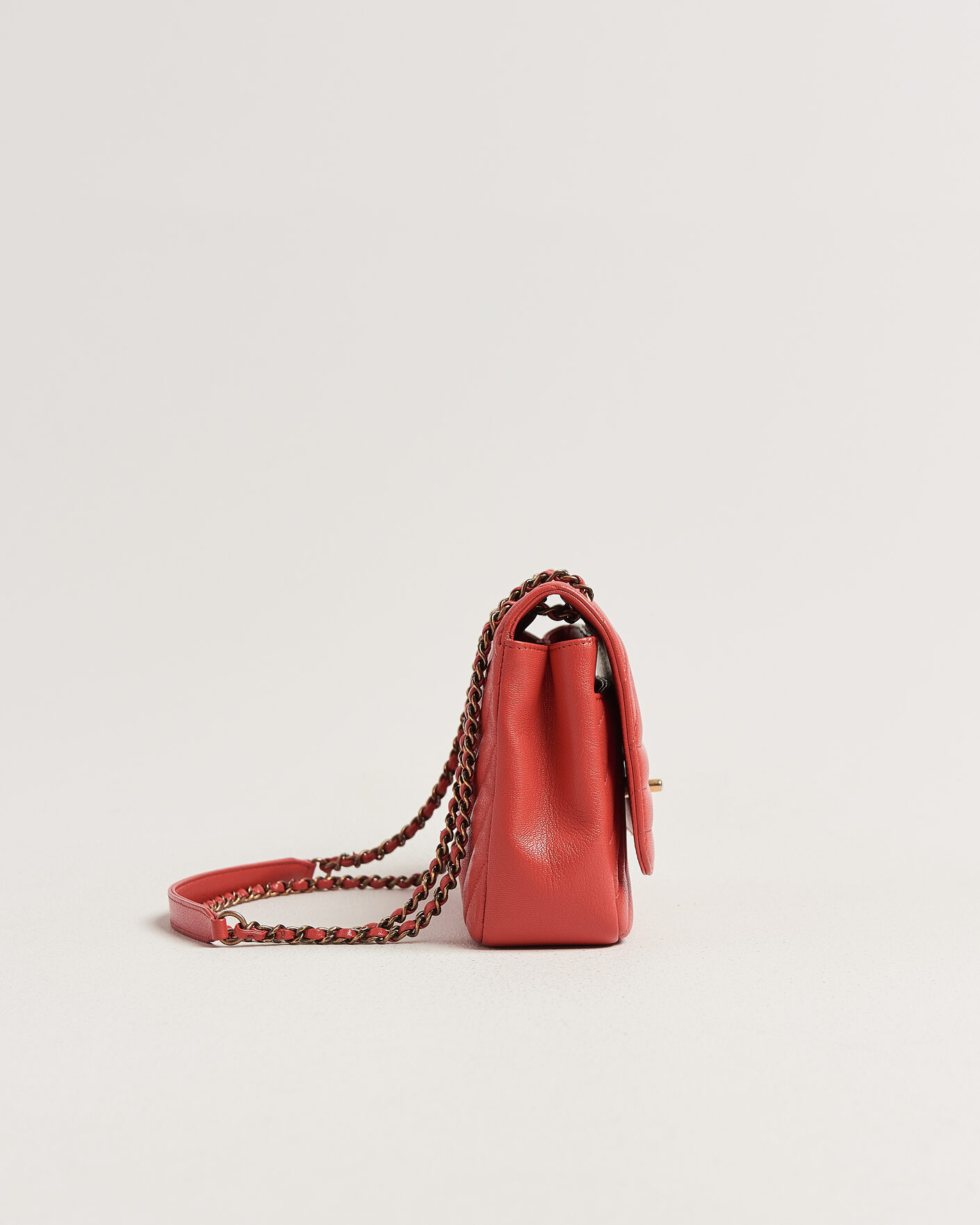 Hombres | Pre-Owned & Vintage Bags | Chanel Pre-Owned | Chevron Medium Flap Bag Coral