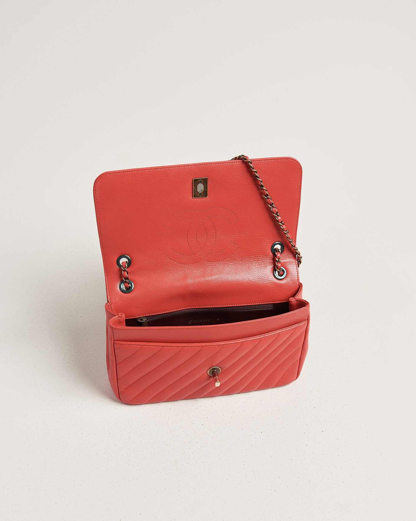 Hombres | Pre-Owned & Vintage Bags | Chanel Pre-Owned | Chevron Medium Flap Bag Coral