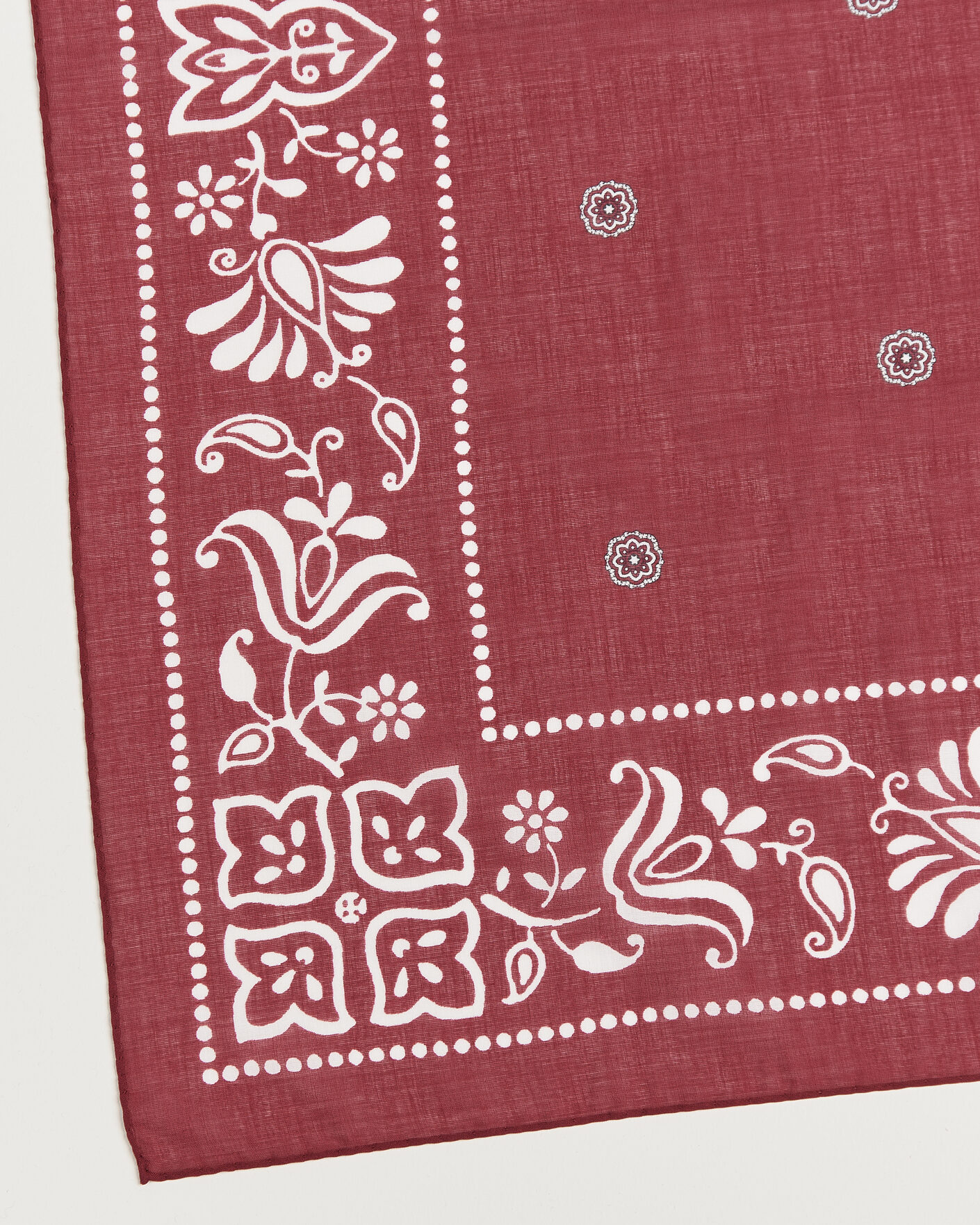 Hombres | Bufandas elegantes | Amanda Christensen | Cotton Voile Printed Flower Bandana Wine