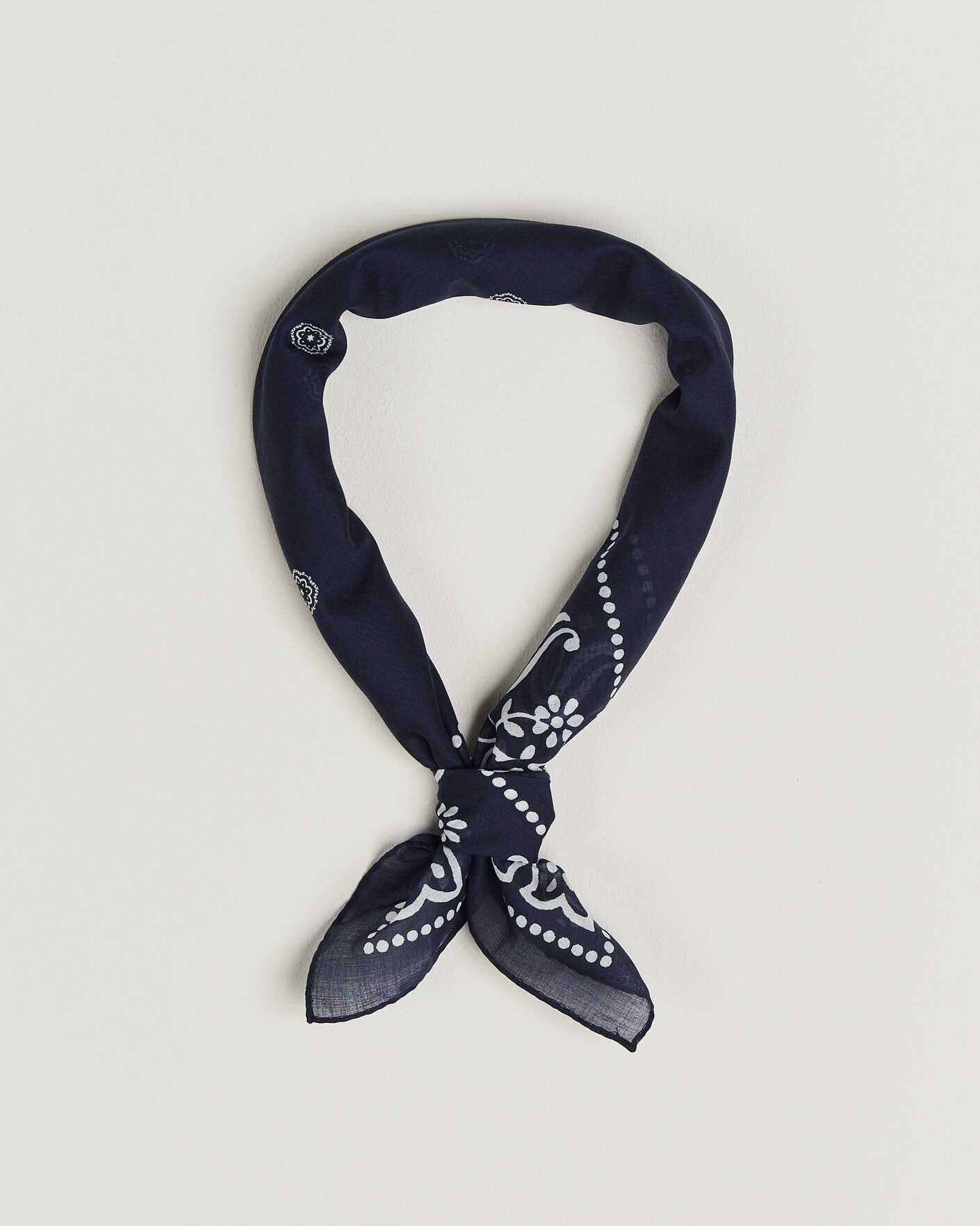 Hombres | Bufandas elegantes | Amanda Christensen | Cotton Voile Printed Flower Bandana Navy