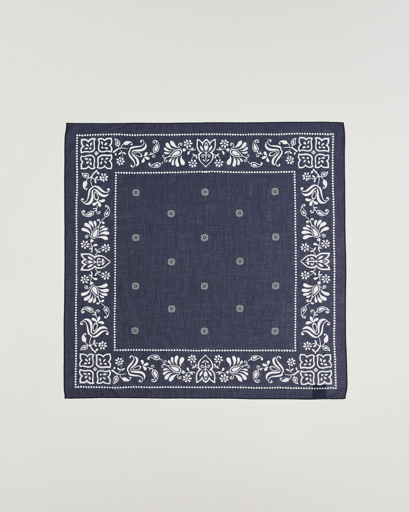 Hombres | Bufandas elegantes | Amanda Christensen | Cotton Voile Printed Flower Bandana Navy
