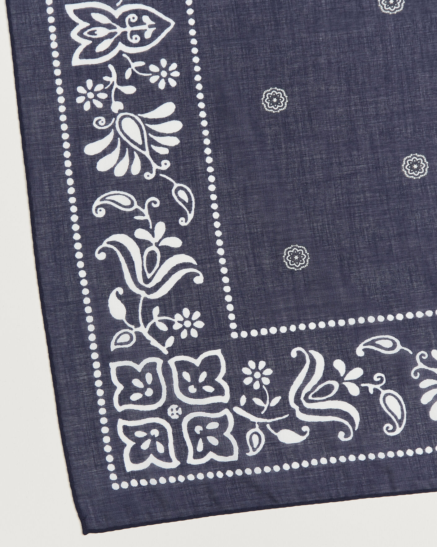 Hombres | Bufandas elegantes | Amanda Christensen | Cotton Voile Printed Flower Bandana Navy