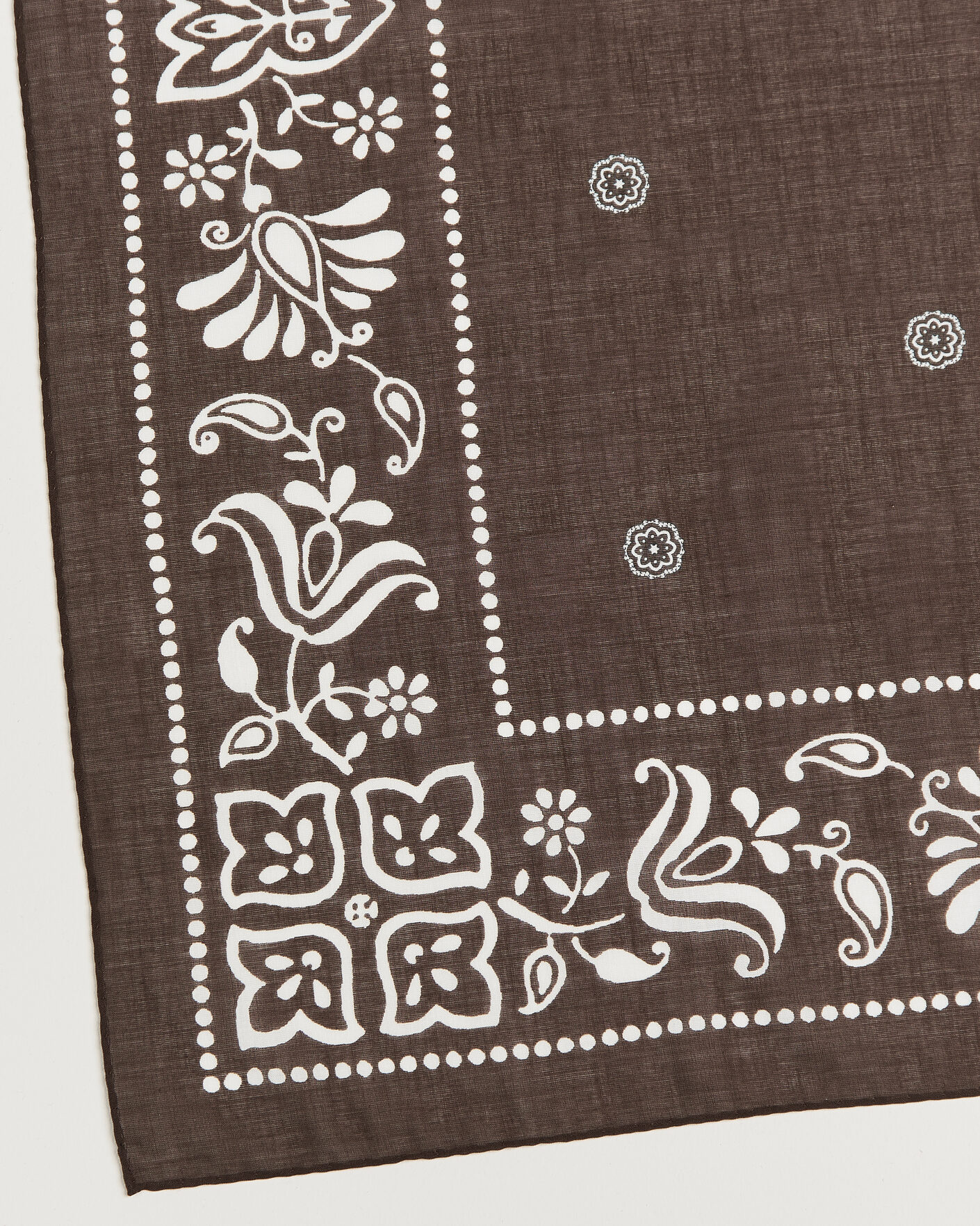 Hombres | Bufandas elegantes | Amanda Christensen | Cotton Voile Printed Flower Bandana Brown